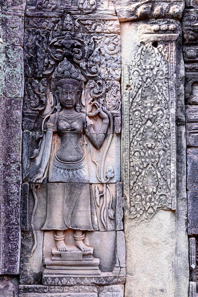 Steinschnitzereien an den Wänden des Bayon-Tempels in Angkor Thom foto