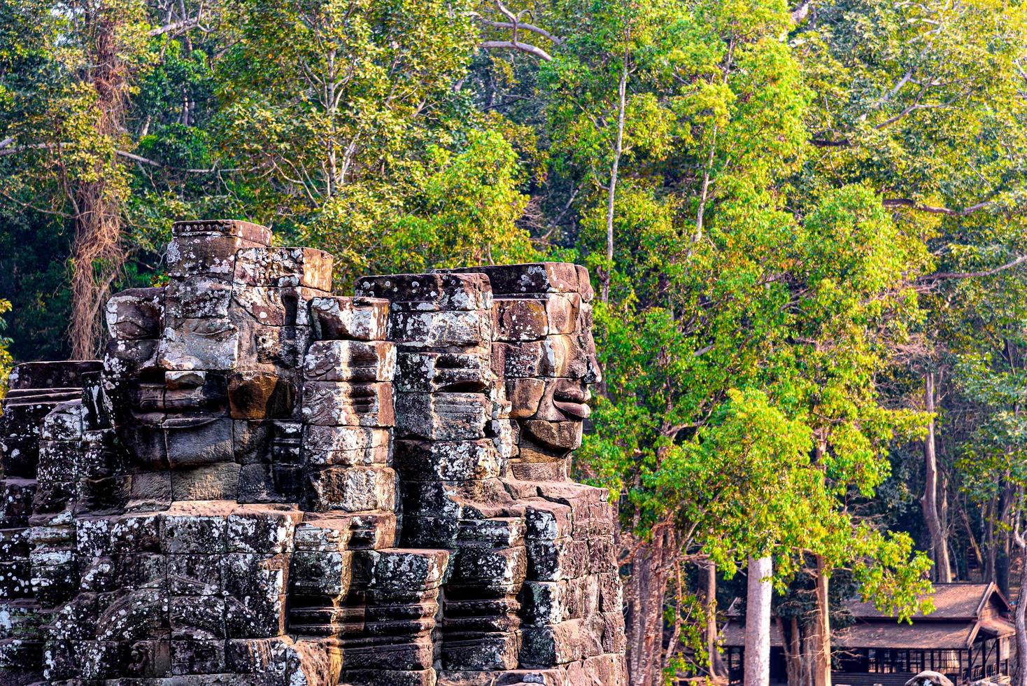 Steinreliefs Kopf auf Türmen am Bayon-Tempel in Angkor Thom foto