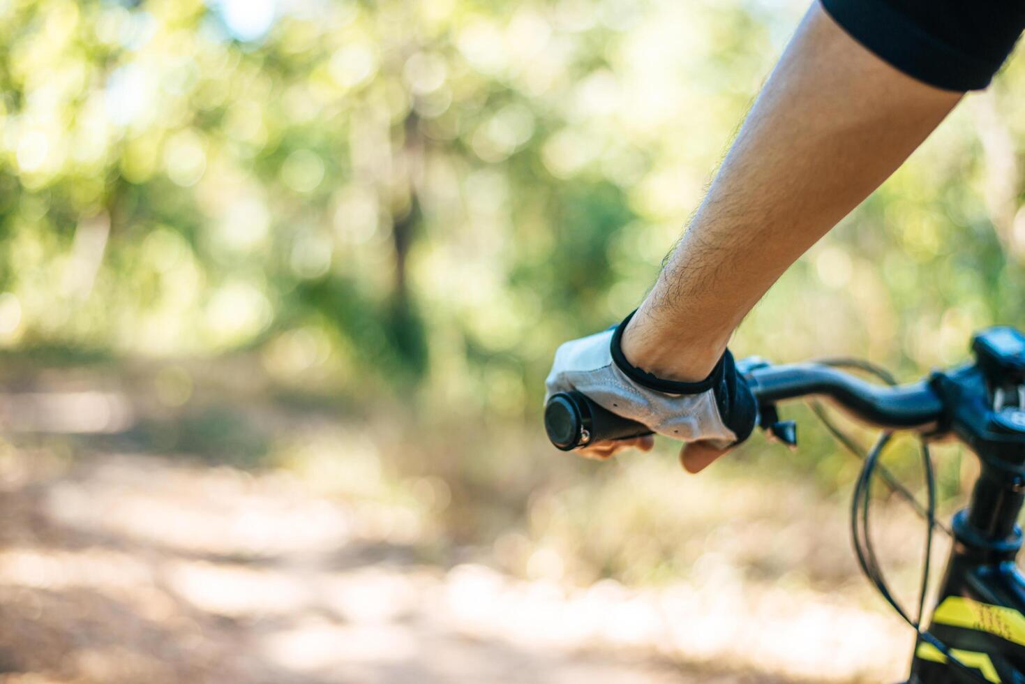 Mountainbiker greifen am Fahrradgriff, konzentrieren sich auf Handschuhe foto