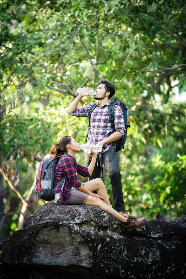 junges Paar mit Rucksäcken im Wald spazieren. Abenteuerwanderungen. foto