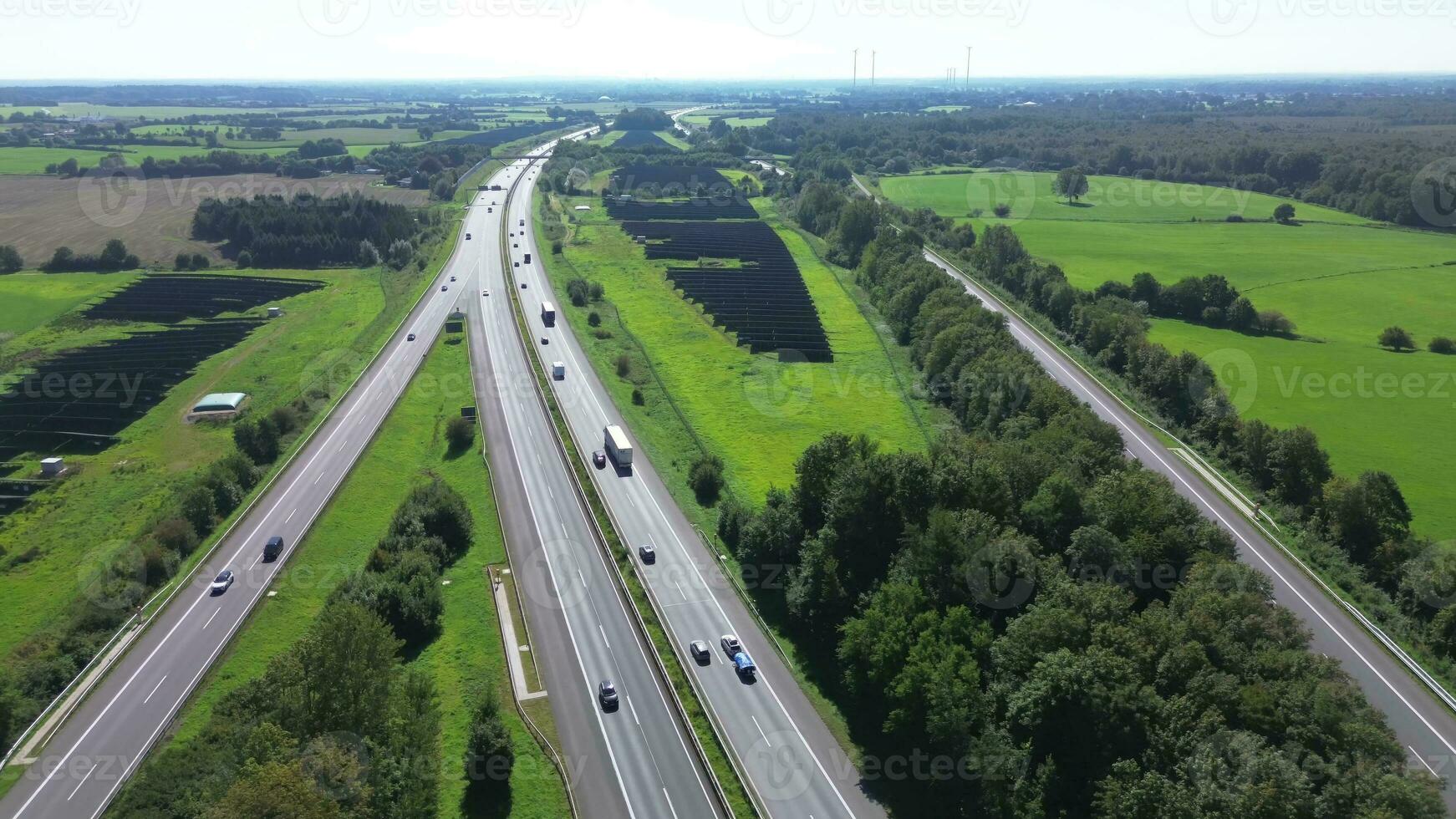Antenne Aussicht auf das a7 Autobahn im Nord Deutschland zwischen Felder und Wiesen. foto