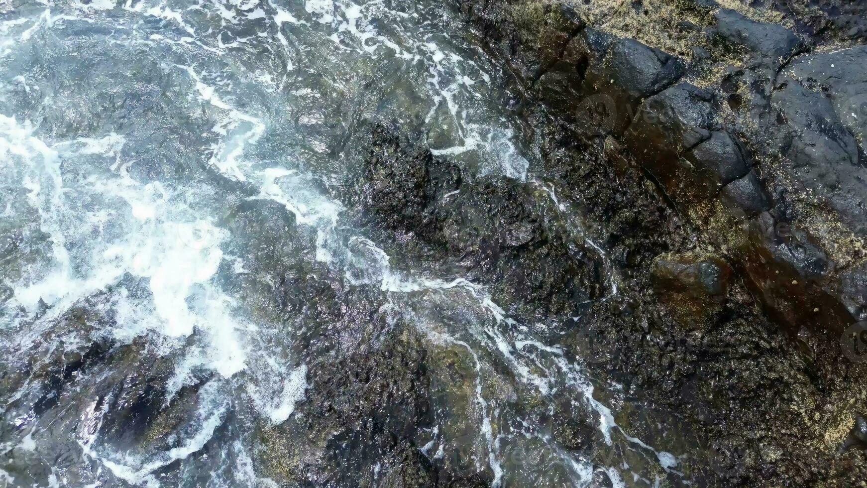 groß atlantisch Ozean Wellen Treffen das felsig Küsten von das Kanarienvogel Insel von Tenerife foto