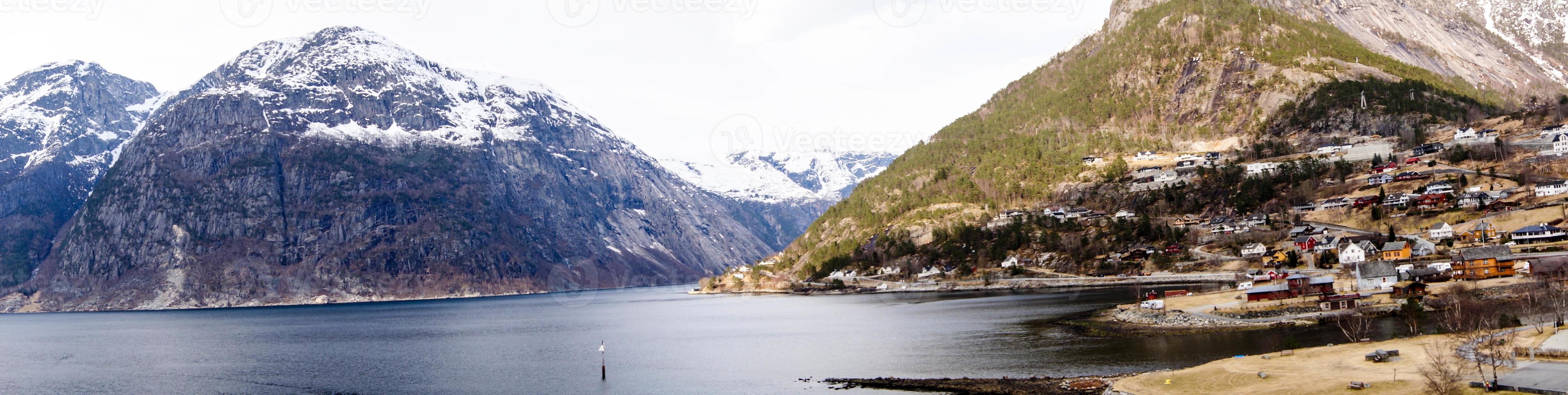 Blick von einem Kreuzfahrtschiff in den Fjorden Norwegens foto