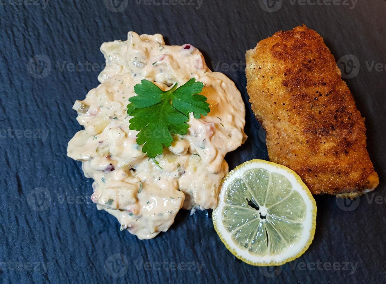 gebratenes Kabeljaufilet mit mediterranem Gemüse foto