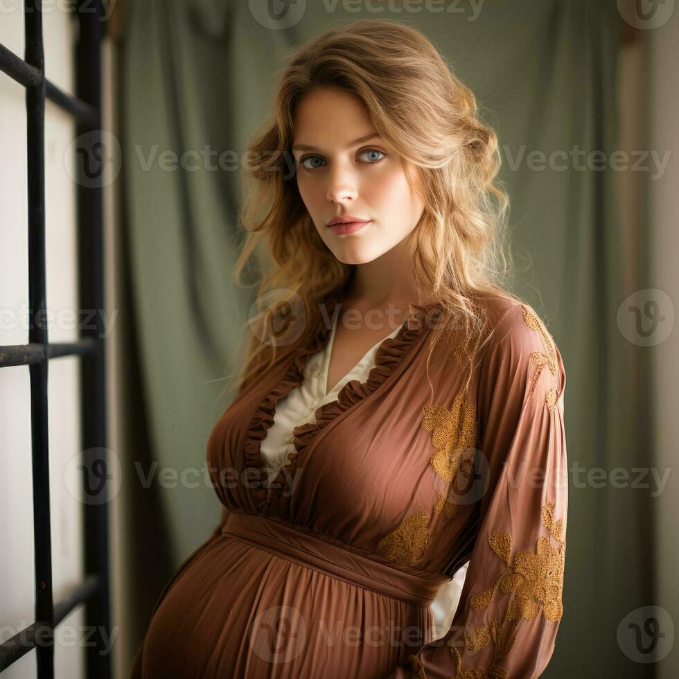 schwanger Frau präsentiert im ein zart Porträt mit konzentriert Beachtung foto