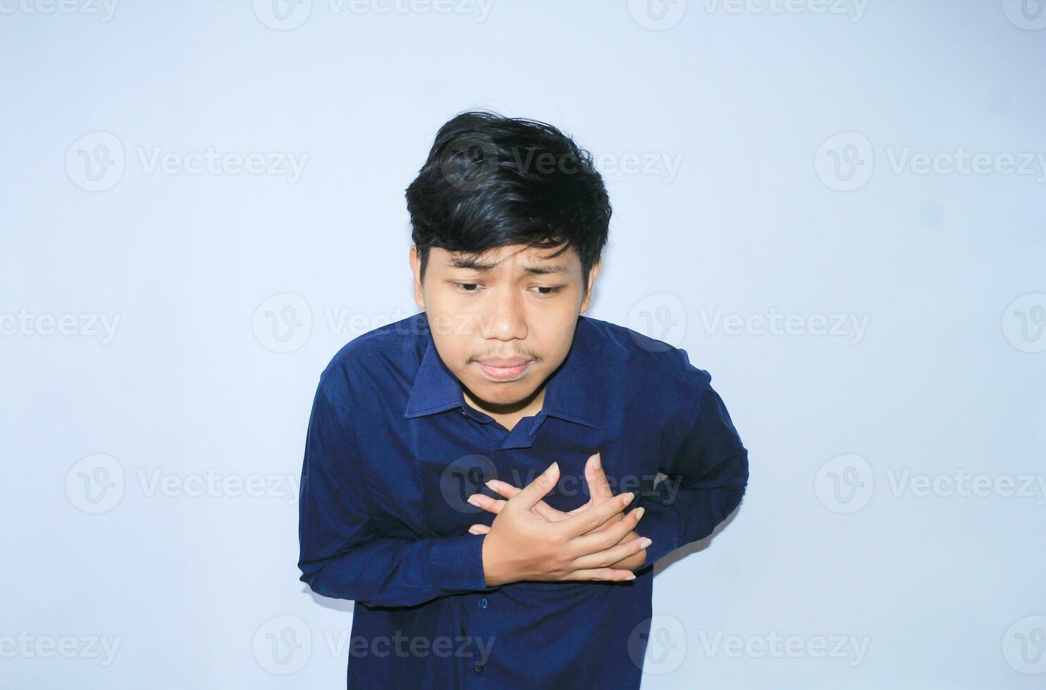 Herz Attacke, asiatisch Büro Arbeiter halten seine Truhe Leiden von Herz Schmerzen verursacht stressig Arbeit. isoliert Weiß foto