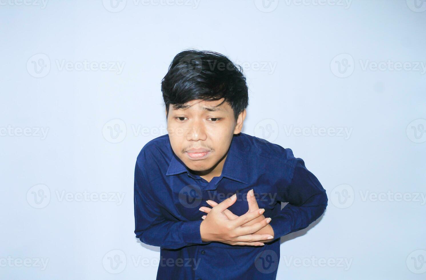 Herz Attacke, asiatisch Büro Arbeiter halten seine Truhe Leiden von Herz Schmerzen verursacht stressig Arbeit. isoliert Weiß foto