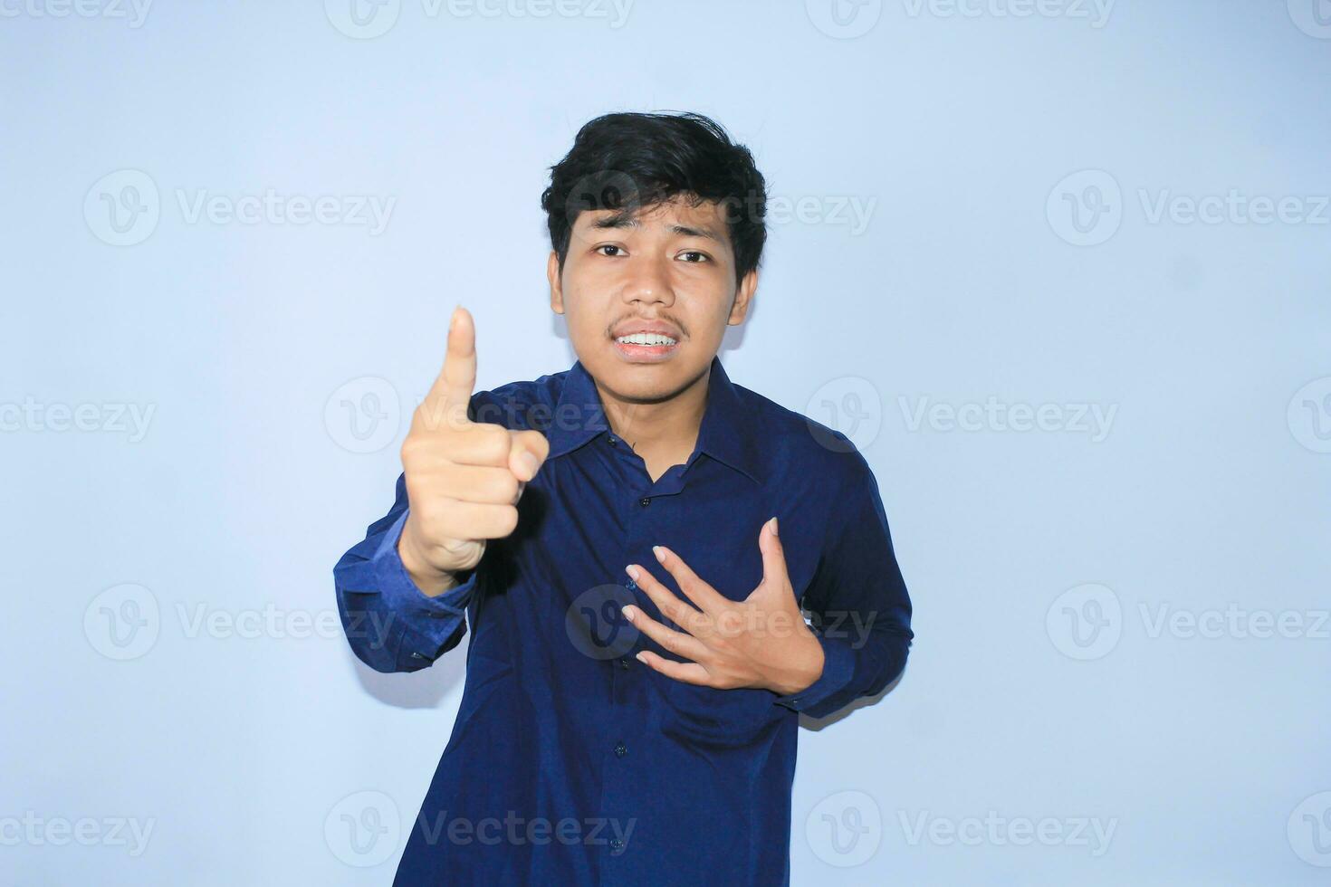 frustriert asiatisch jung Geschäftsmann mit wütend Gesicht ist zeigen Finger und suchen zu Kamera tun Schuld Sie Geste zum Konkurs foto