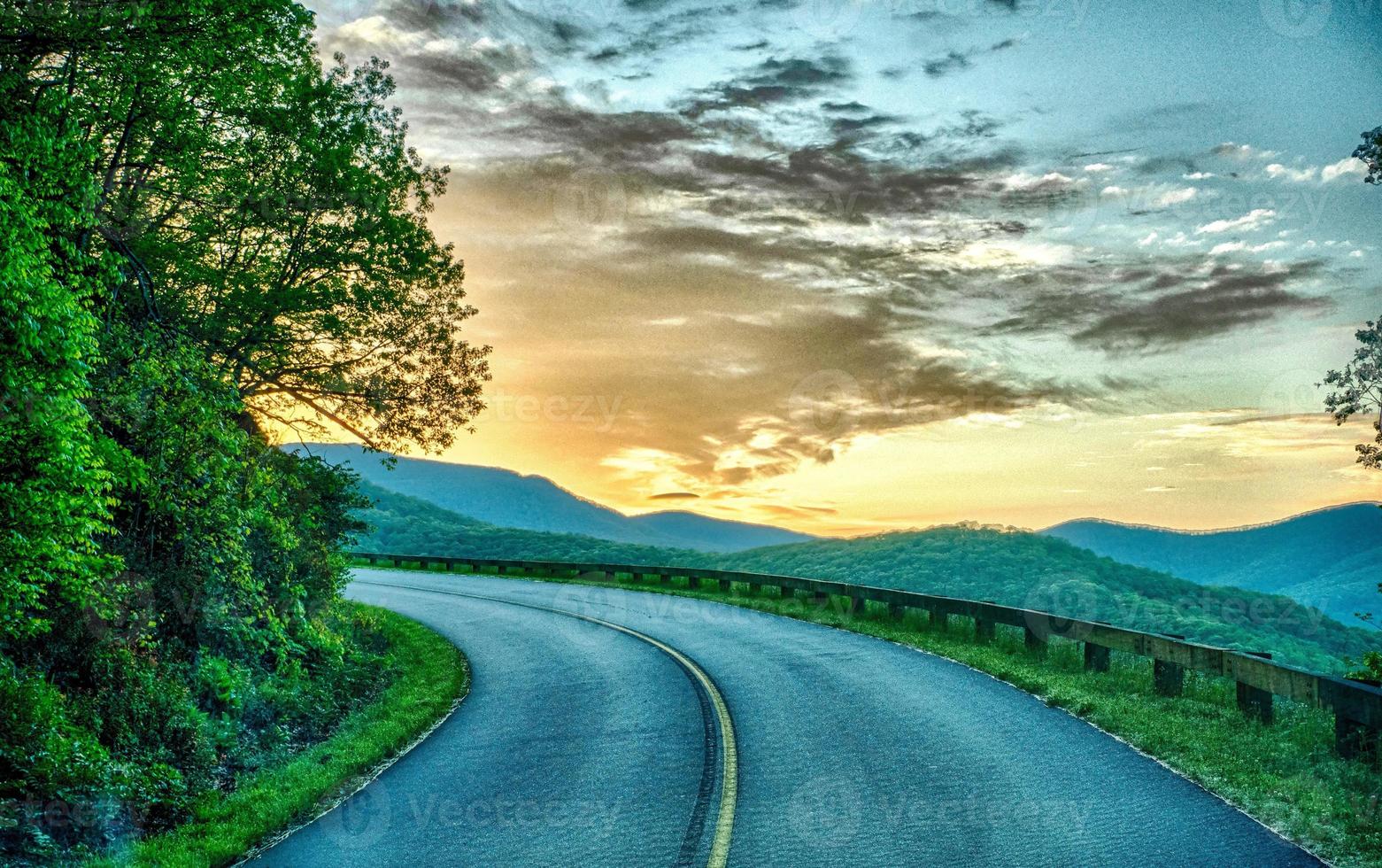 Fahren auf Blue Ridge Parkway im Frühjahr foto