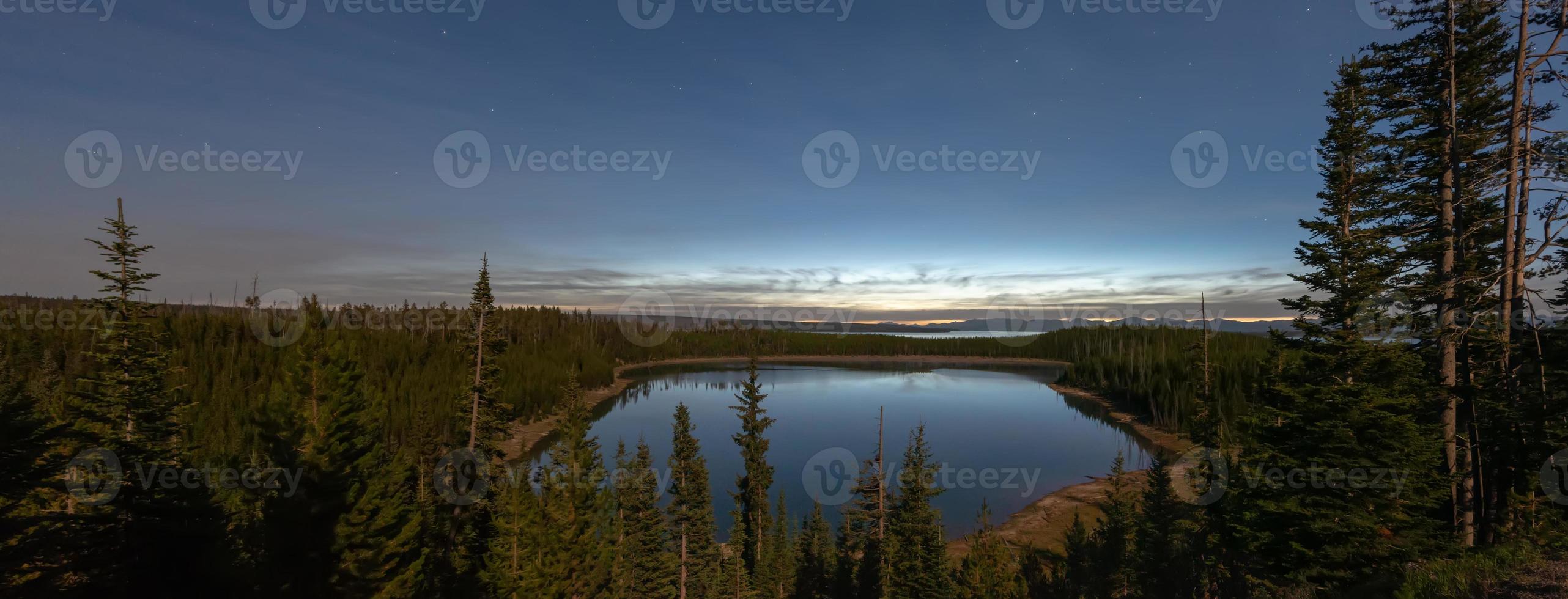 Sonnenaufgang über dem Yellowstone-See im Yellowstone-Nationalpark? foto