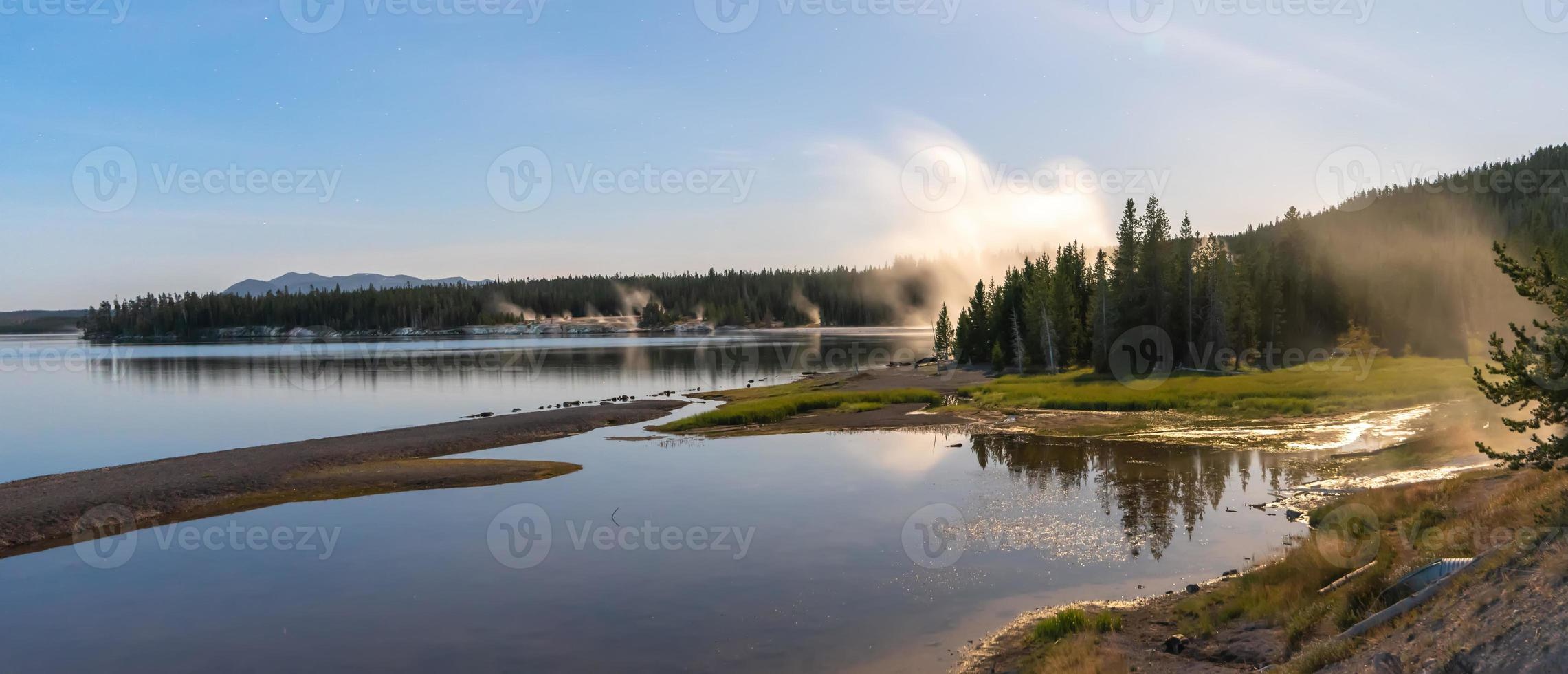 Sonnenaufgang über dem Yellowstone-See im Yellowstone-Nationalpark? foto