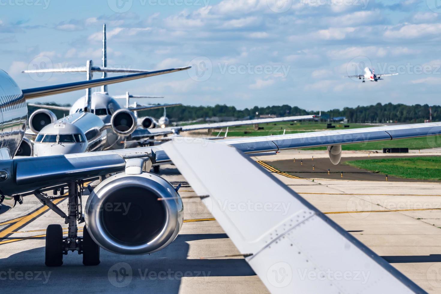 geschäftiger Flughafenverkehr vor dem Abheben der Flugzeuge foto