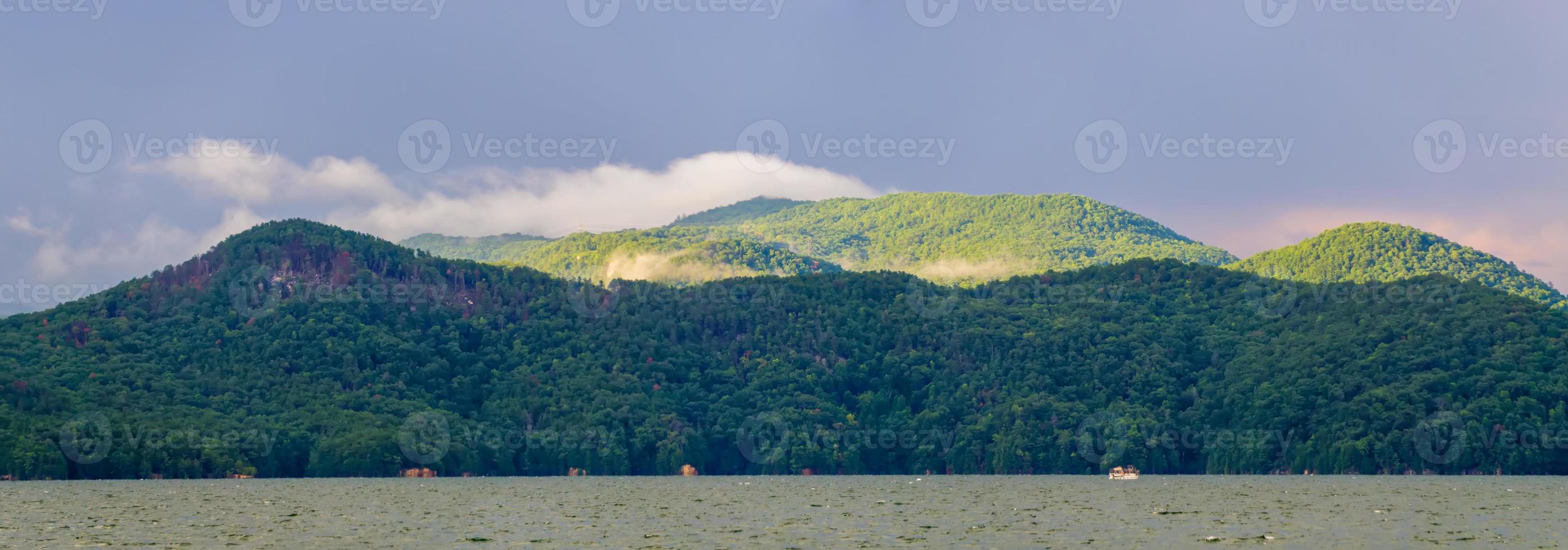 Bootfahren und Camping auf dem Lake Jocassee im Bundesstaat South Carolina foto