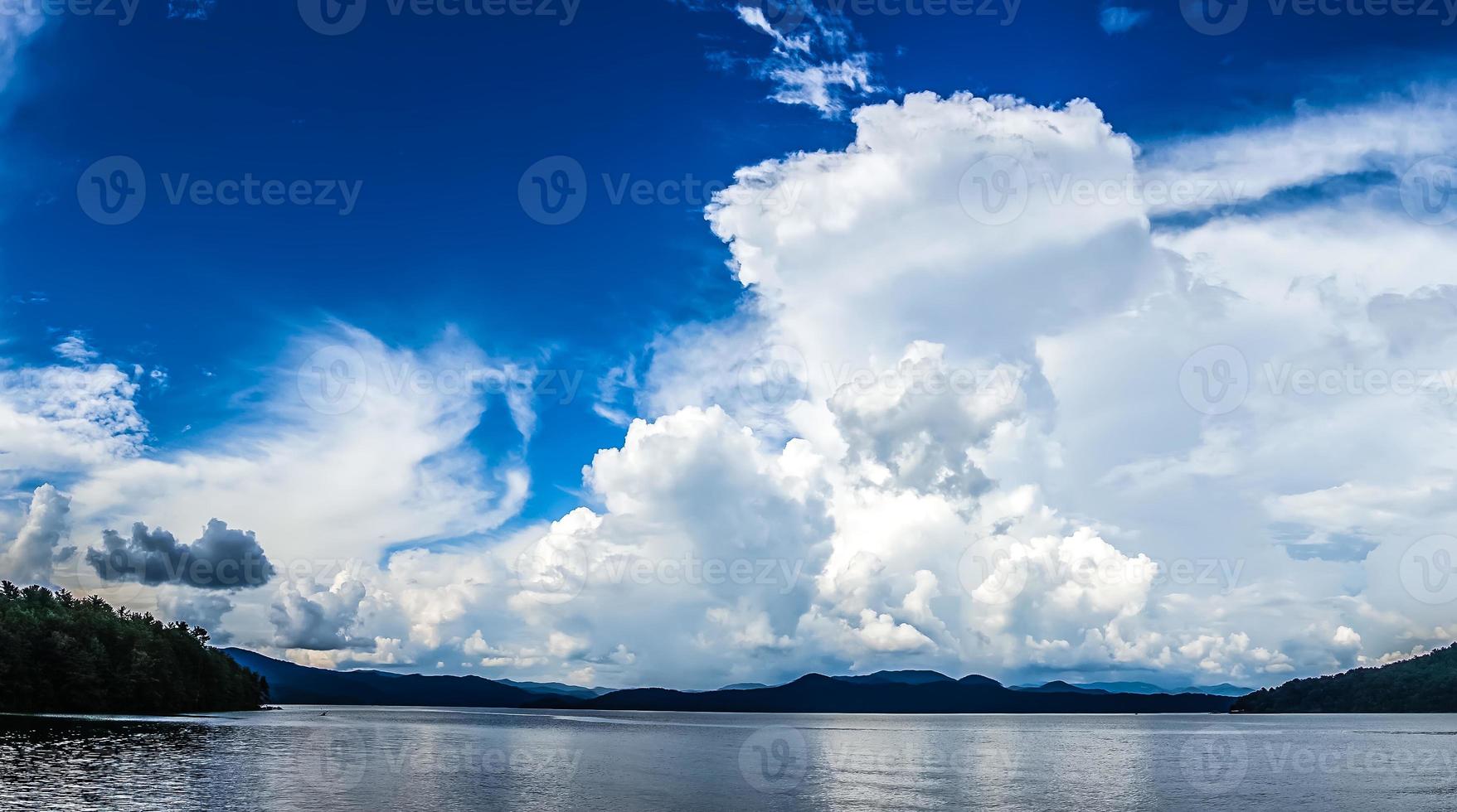 Bootfahren und Camping auf dem Lake Jocassee im Bundesstaat South Carolina foto