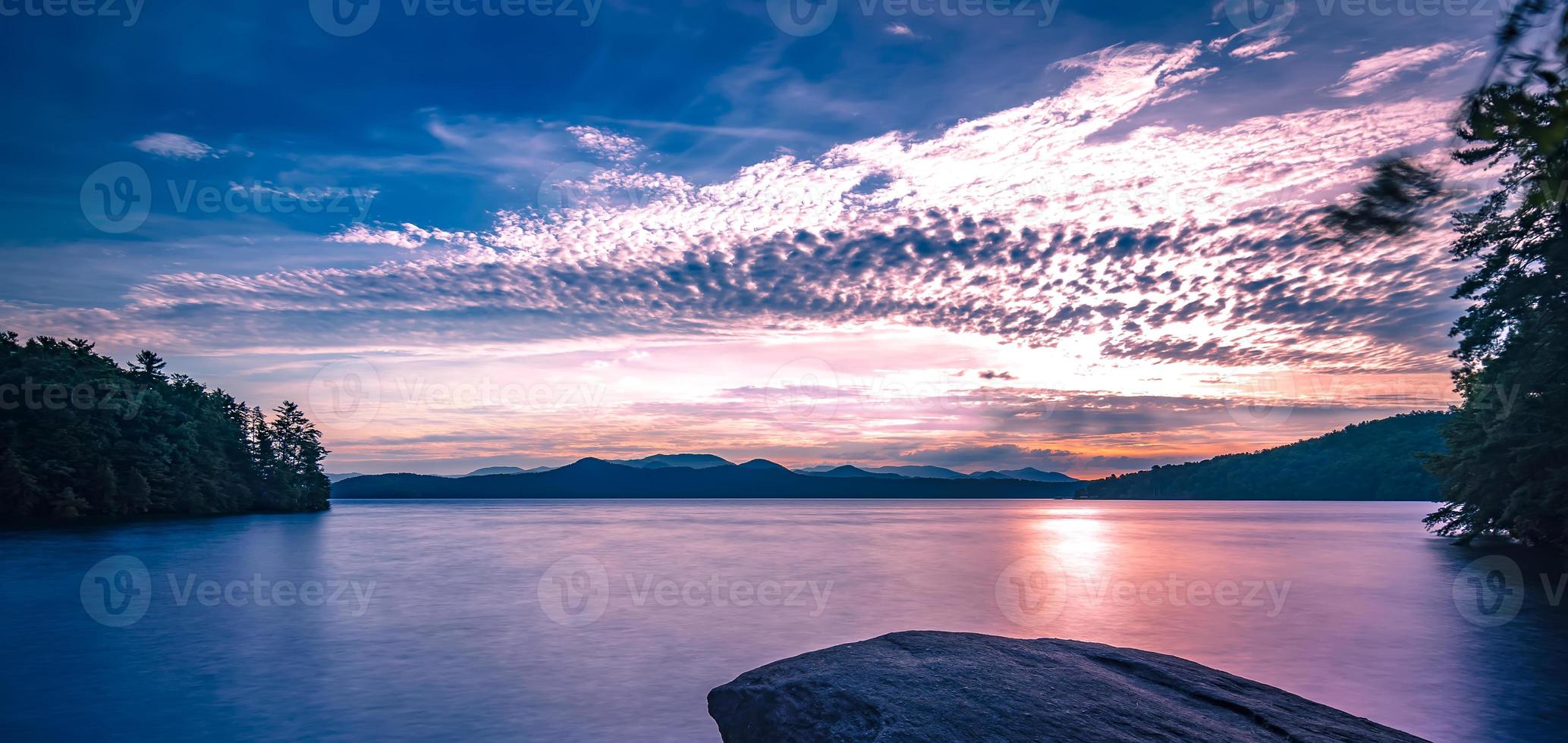 Sonnenaufgang am Lake Jocassee South Carolina foto