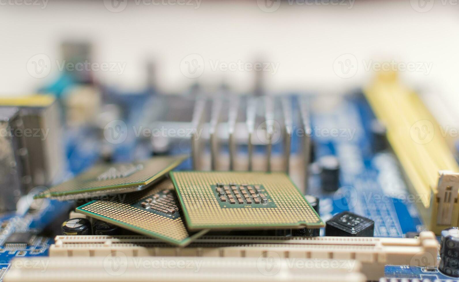 schließen oben von ein Hauptplatine, Einzelheiten von ein Computer Hauptplatine, Detail von ein Hauptplatine Steckdose, drei Prozessoren auf ein Computer Hauptplatine foto