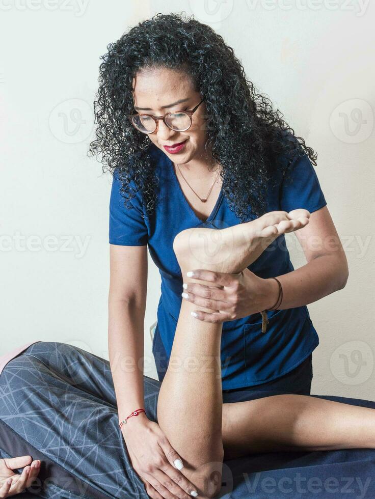 Knie Beugung Physiotherapie, Rehabilitation Konzept, Physiotherapeut mit geduldig foto