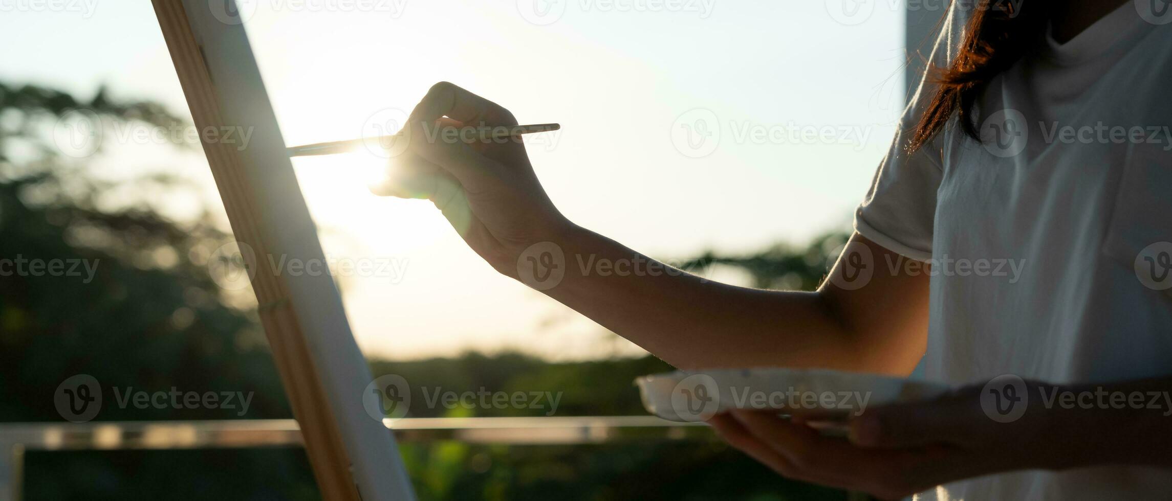 professionelle künstlerin mädchen verwenden pinsel in der abstrakten kunst, um meisterwerke zu schaffen. maler malen mit wasserfarben oder öl im atelierhaus. schöne frau malen gerne als hobby. Arbeit Erholung foto