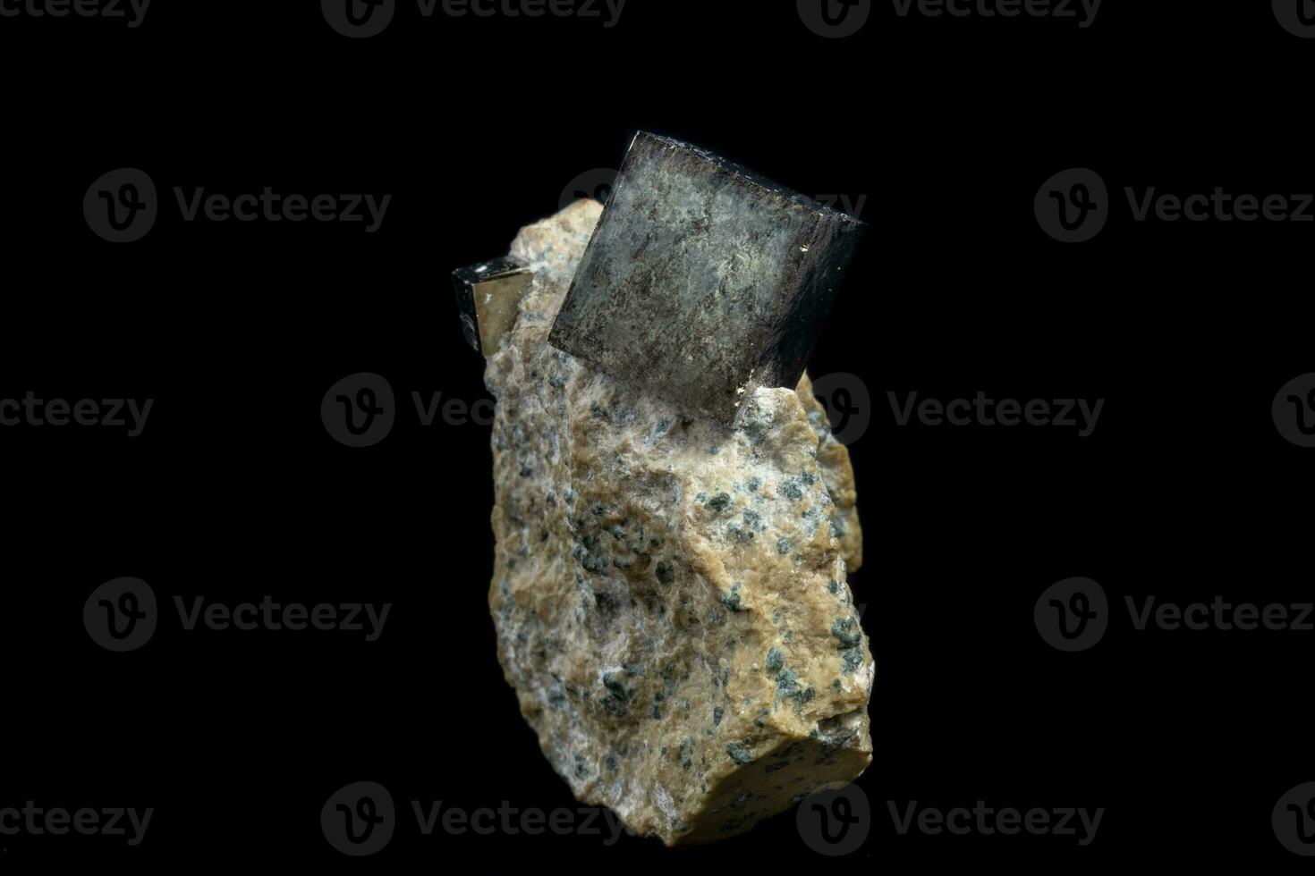 Makro-Pyrit-Mineralstein auf schwarzem Hintergrund foto
