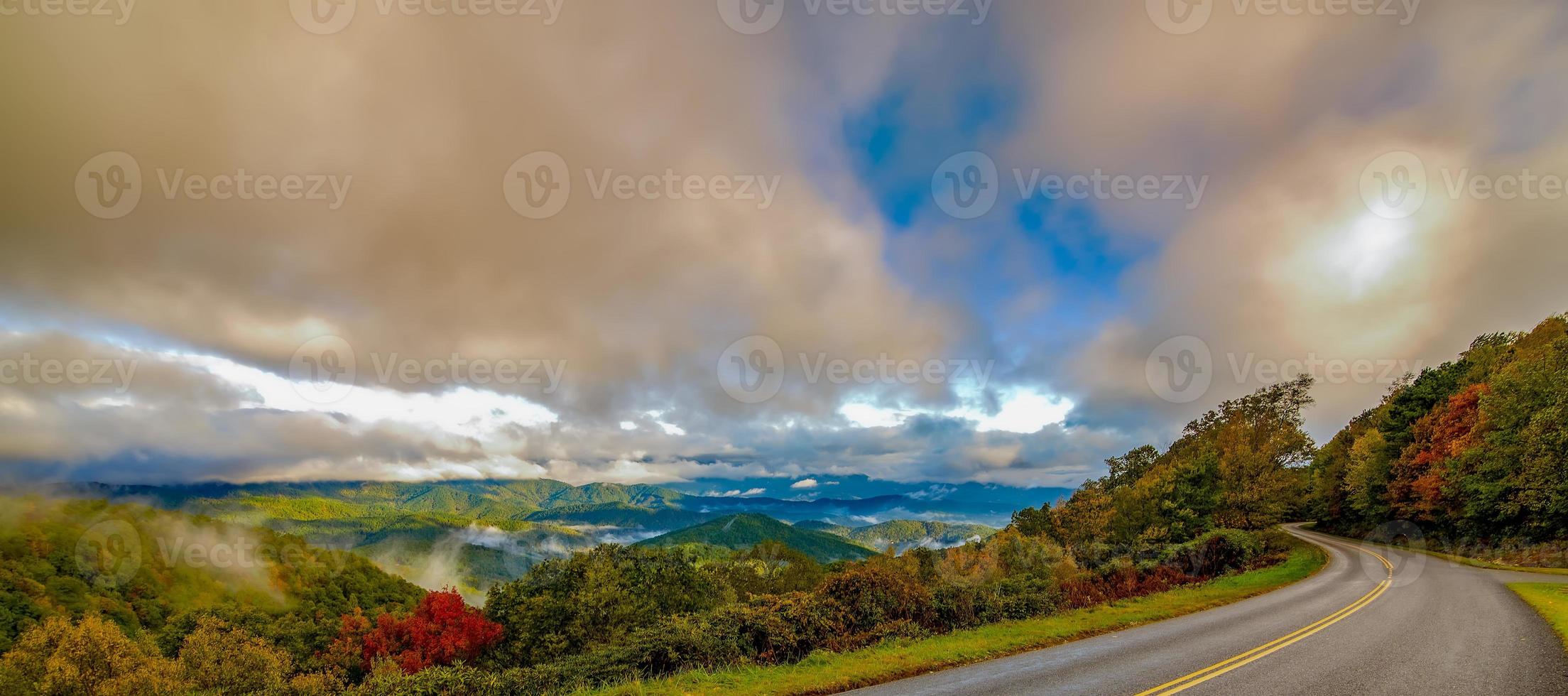 Frühmorgens Herbst nebliges Foto am Blue Ridge Parkway North Carolina car