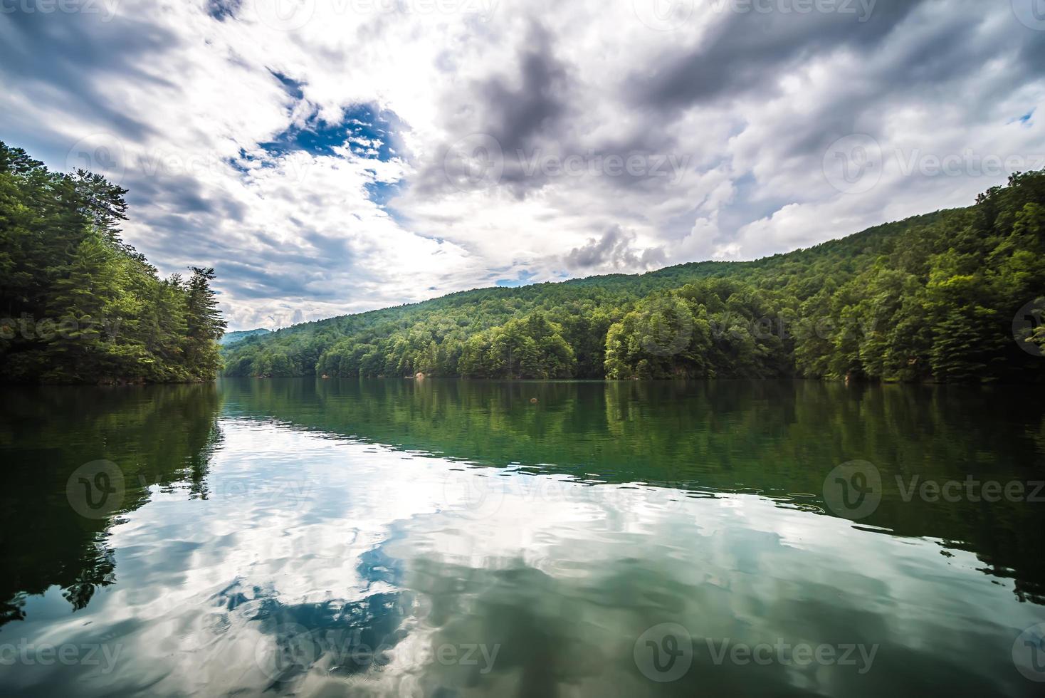 Bootfahren und Camping auf dem Lake Jocassee im Bundesstaat South Carolina foto