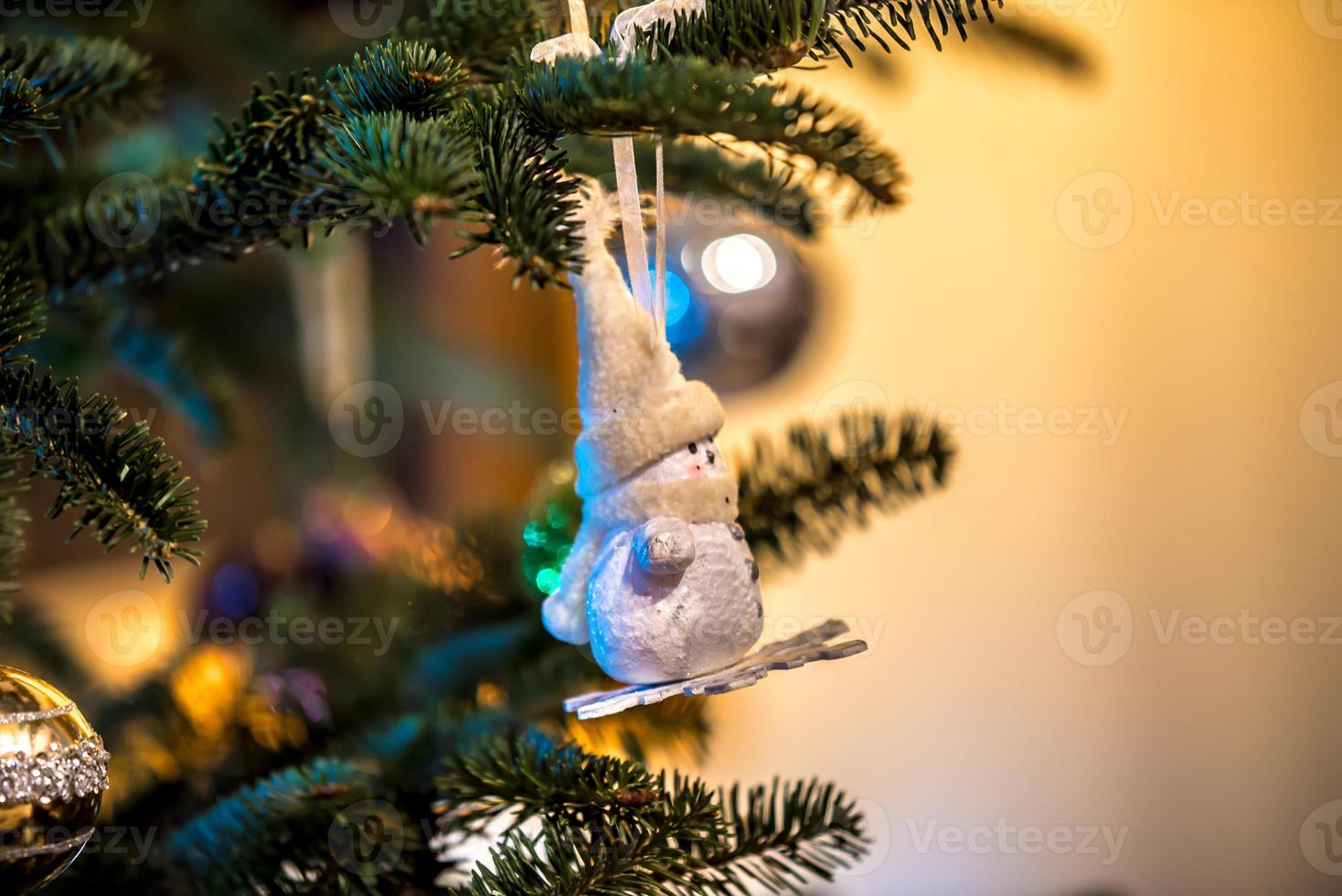 Live-Weihnachtsbaum für Feiertage geschmückt foto