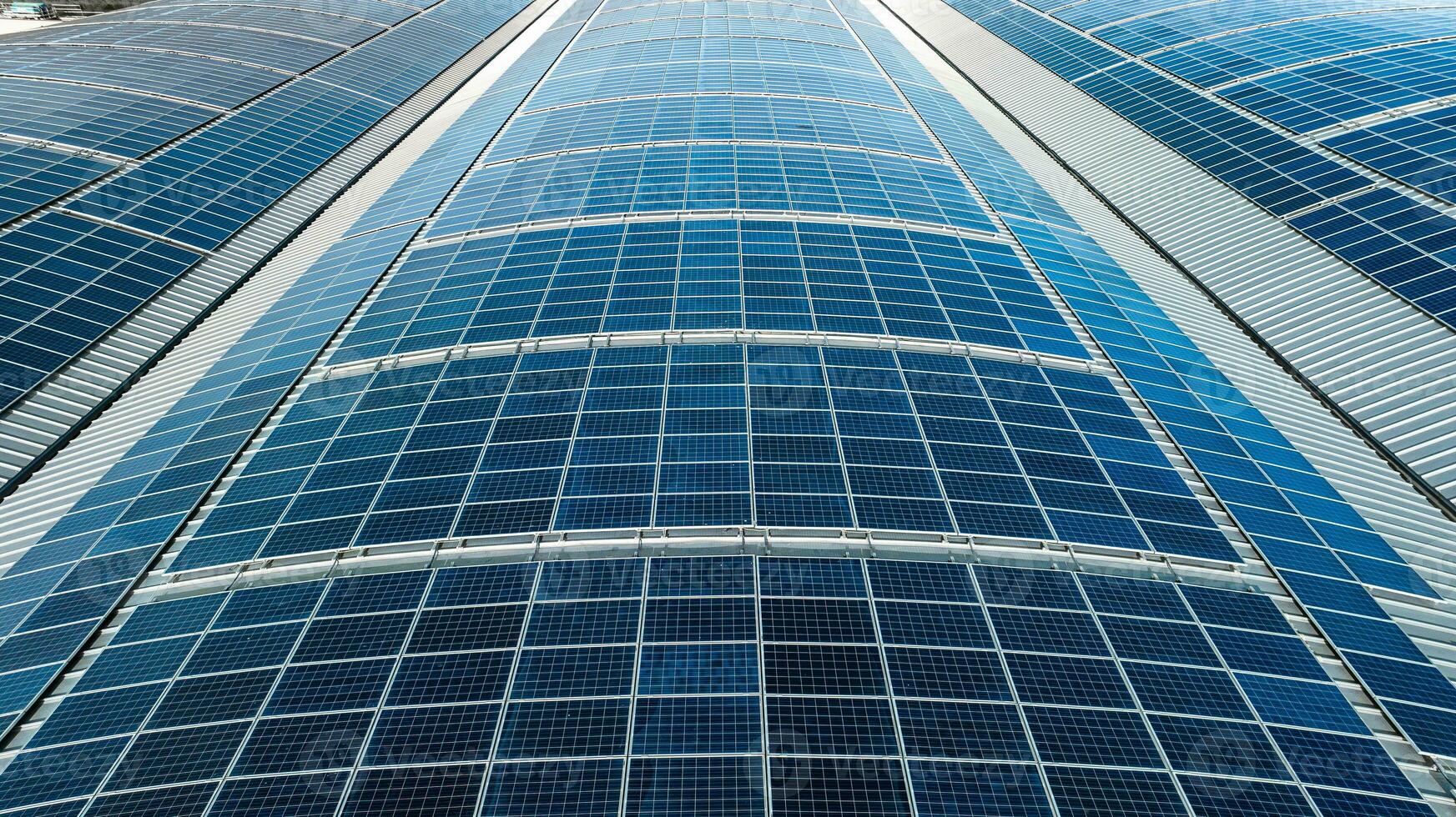 groß Solar- Paneele auf Dächer von industriell Einheiten und Lagerhäuser foto