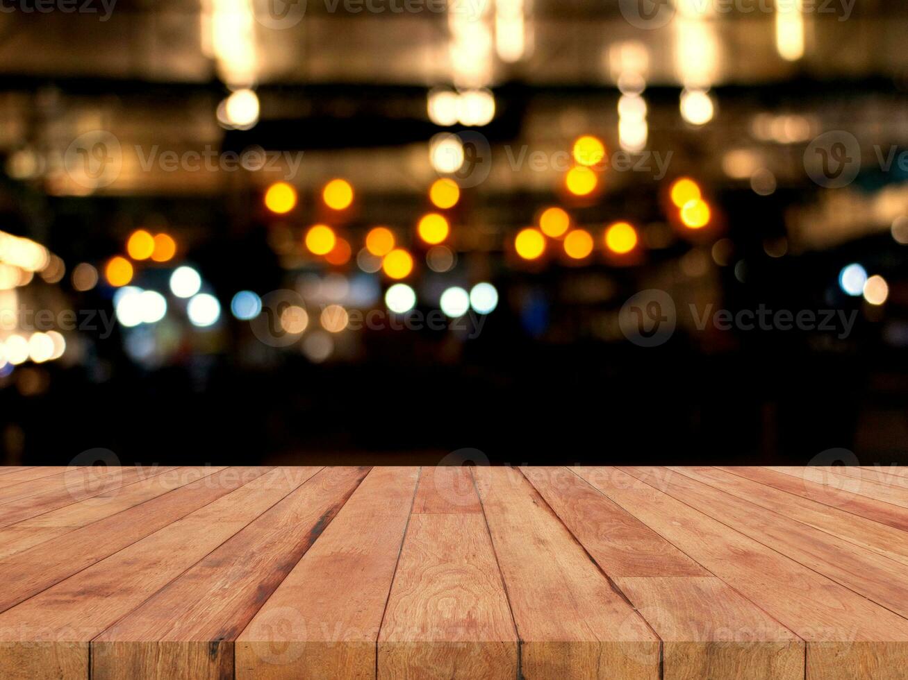 Perspektive hölzern Tafel Über verschwommen Bokeh Licht foto