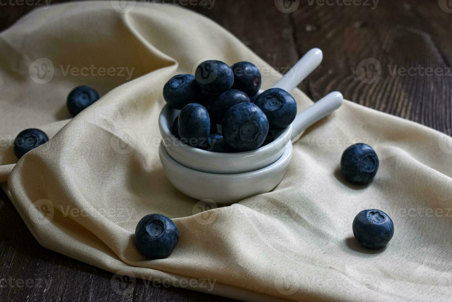 Blaubeeren auf hölzernem Hintergrund foto