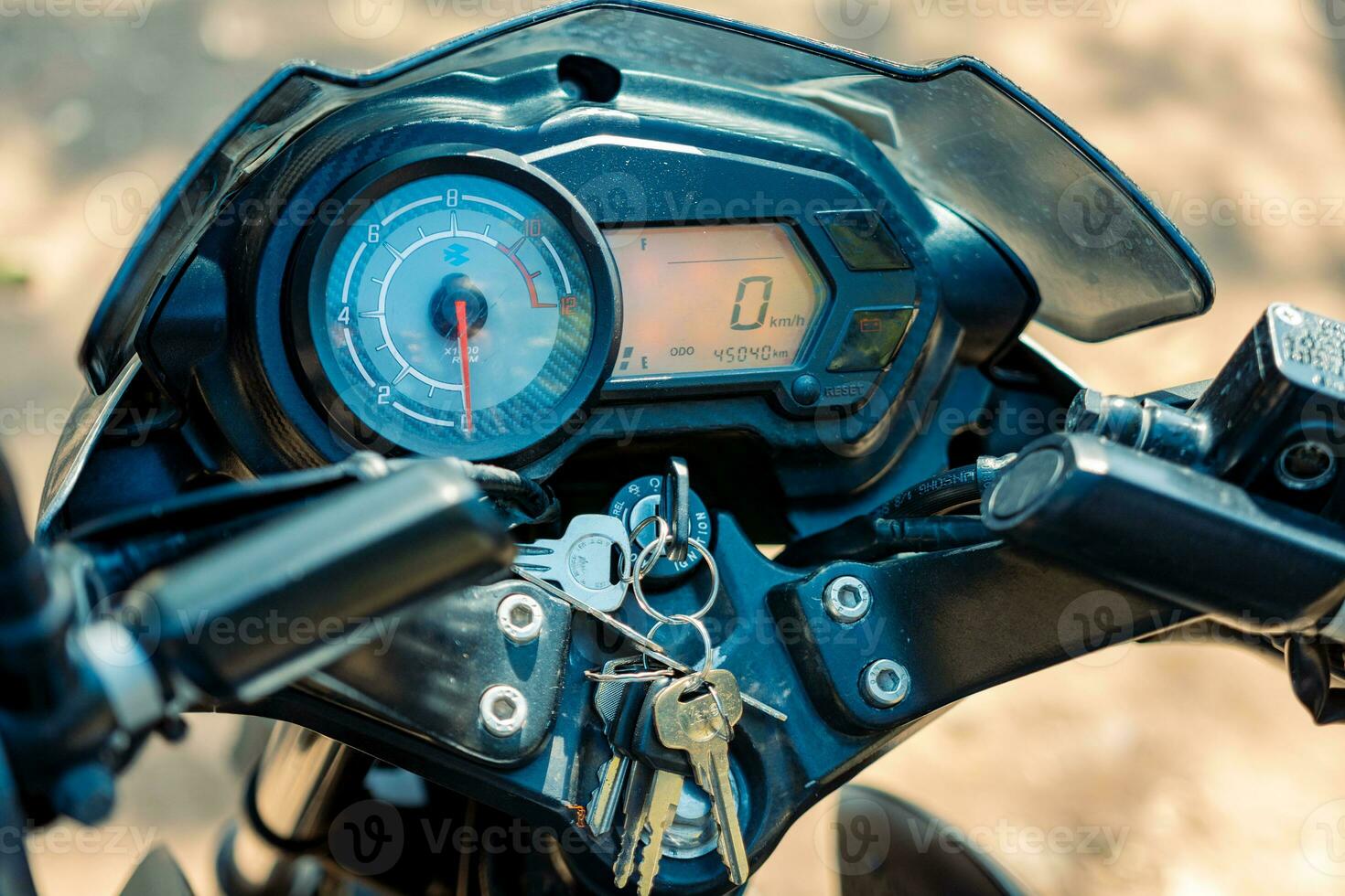 schließen oben von Motorrad Armaturenbrett, Aussicht von modern Motorrad Steuerung Tafel, Nahansicht von Geschwindigkeit Meter von ein Motorrad foto