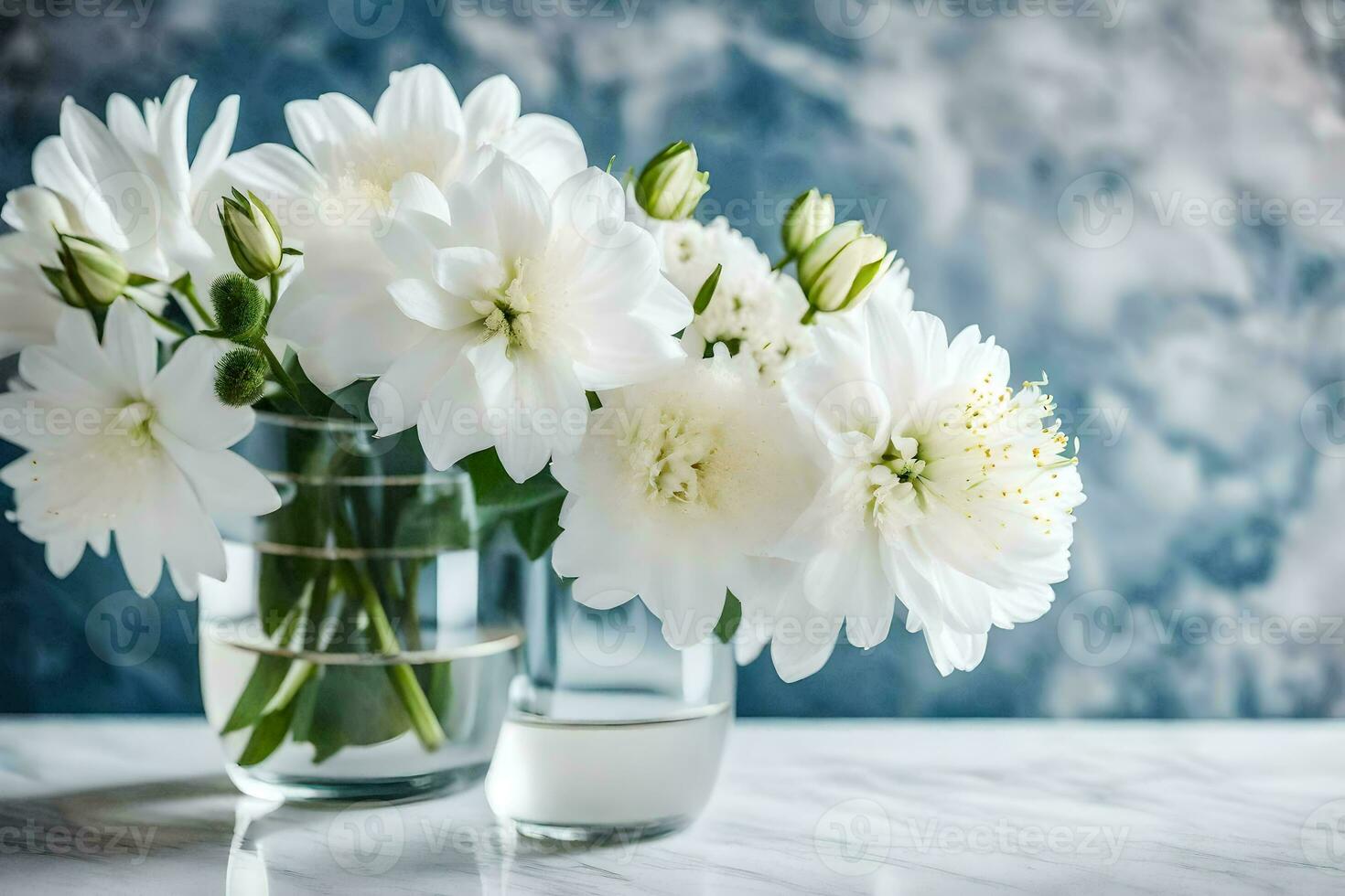 Weiß Blumen im ein Glas Vase auf ein Tisch. KI-generiert foto