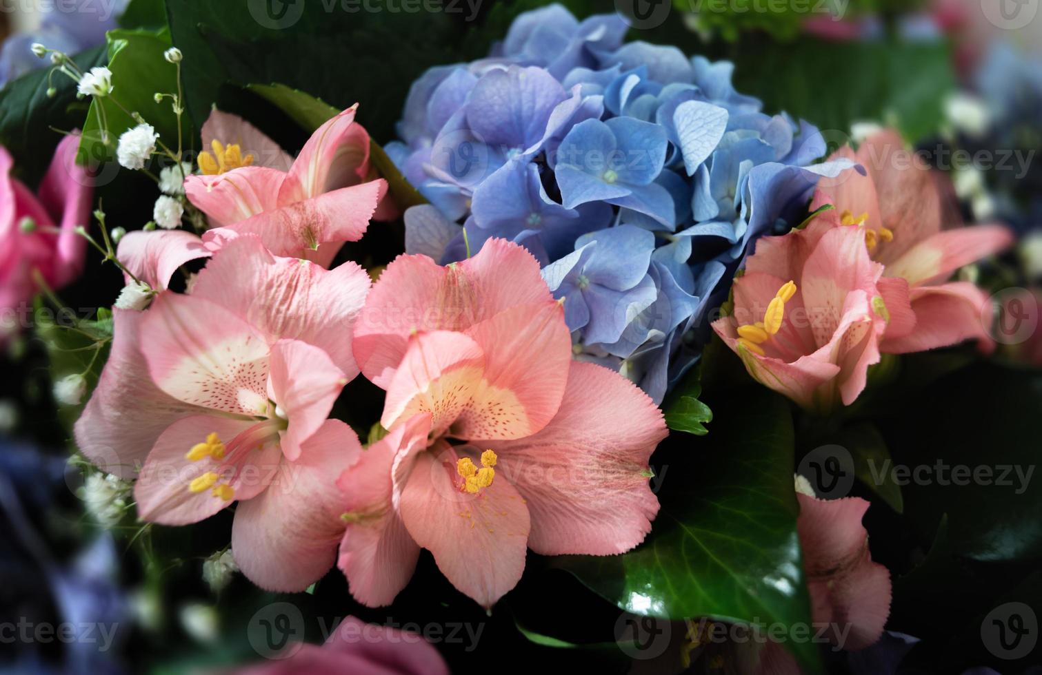 festlicher Strauß mit verschiedenen Blumen foto
