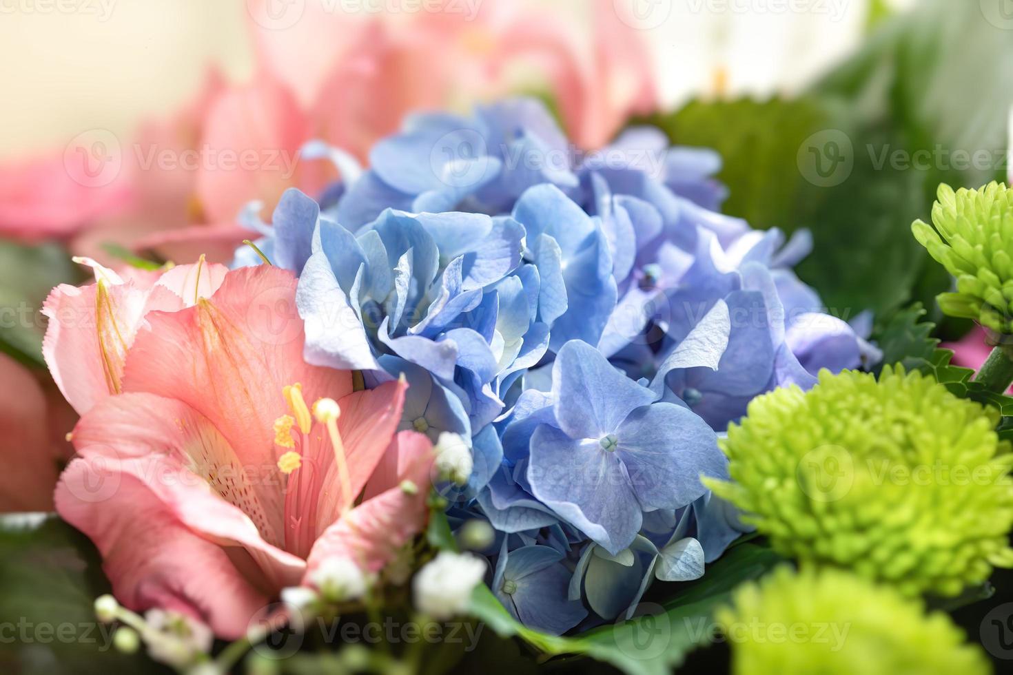 festlicher Strauß mit verschiedenen Blumen foto