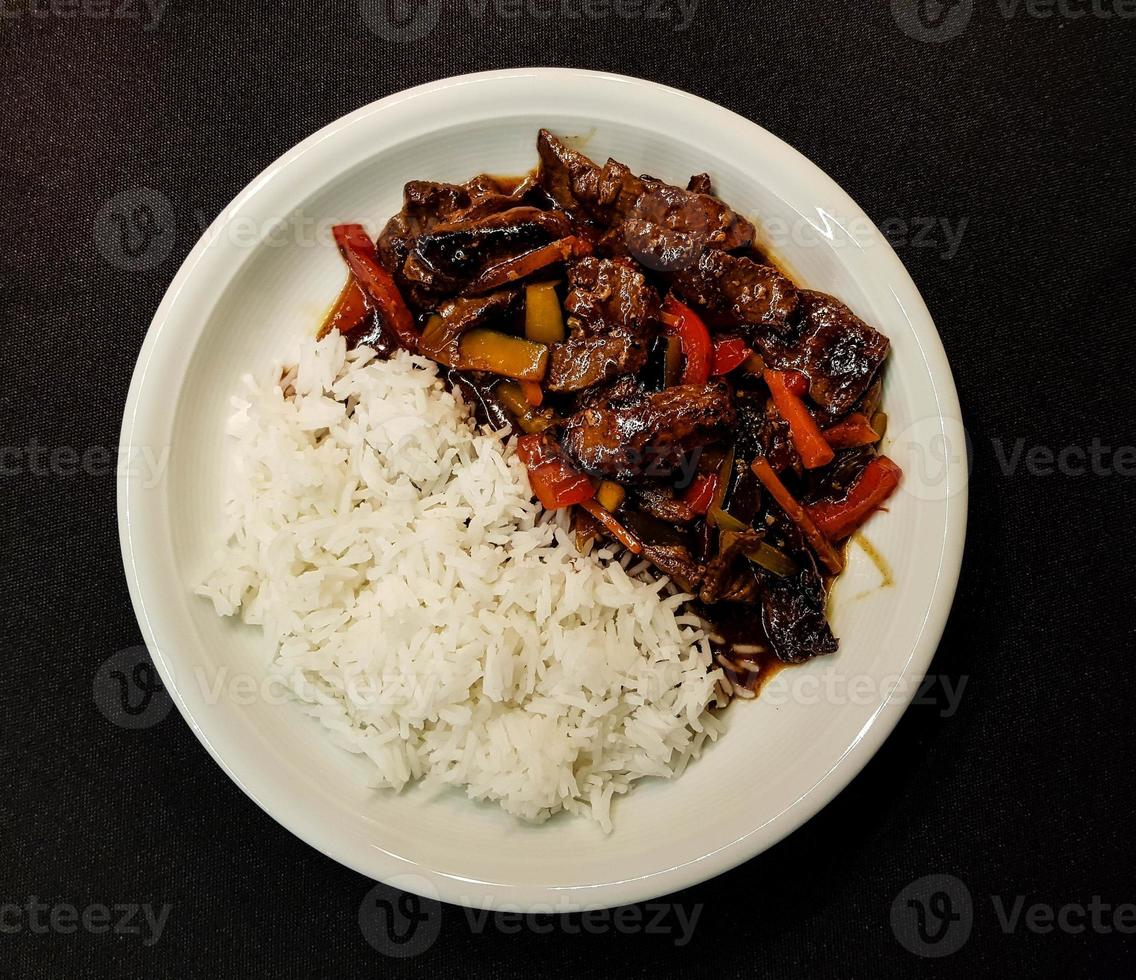 traditionelles frisches asiatisches Curry mit Fleisch foto