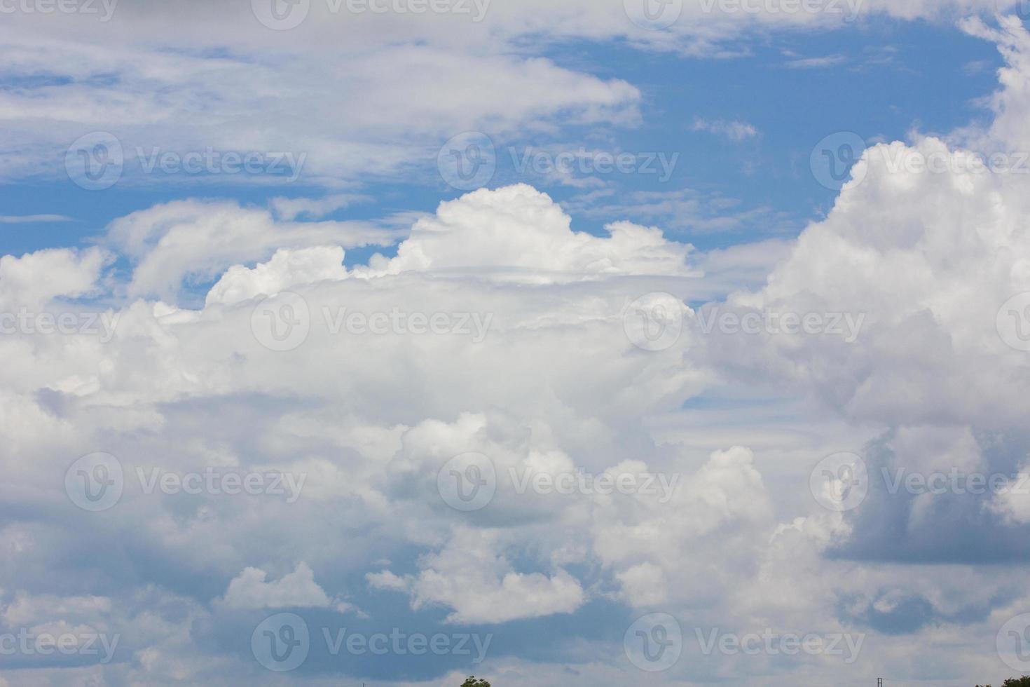 blauer Himmel mit Wolkennahaufnahme, mit Exemplar foto