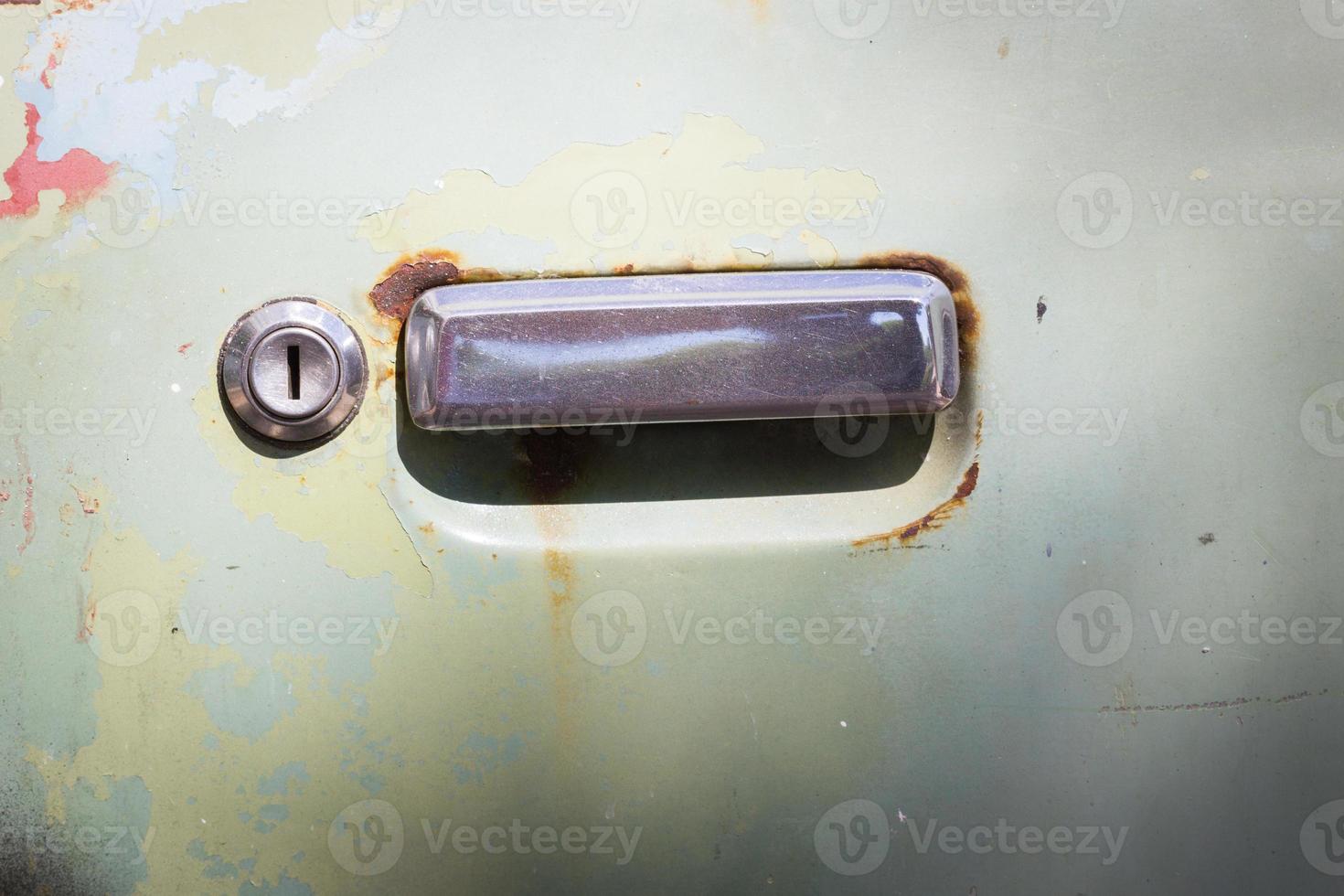 alte rostige Autotür mit Schlüsselhalter foto