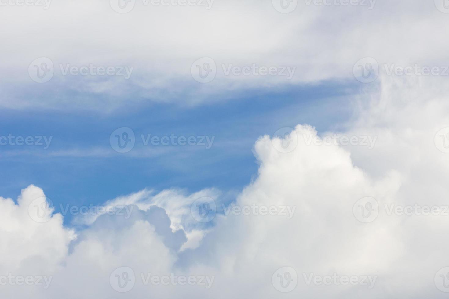 blauer Himmel mit Wolkenhintergrund foto