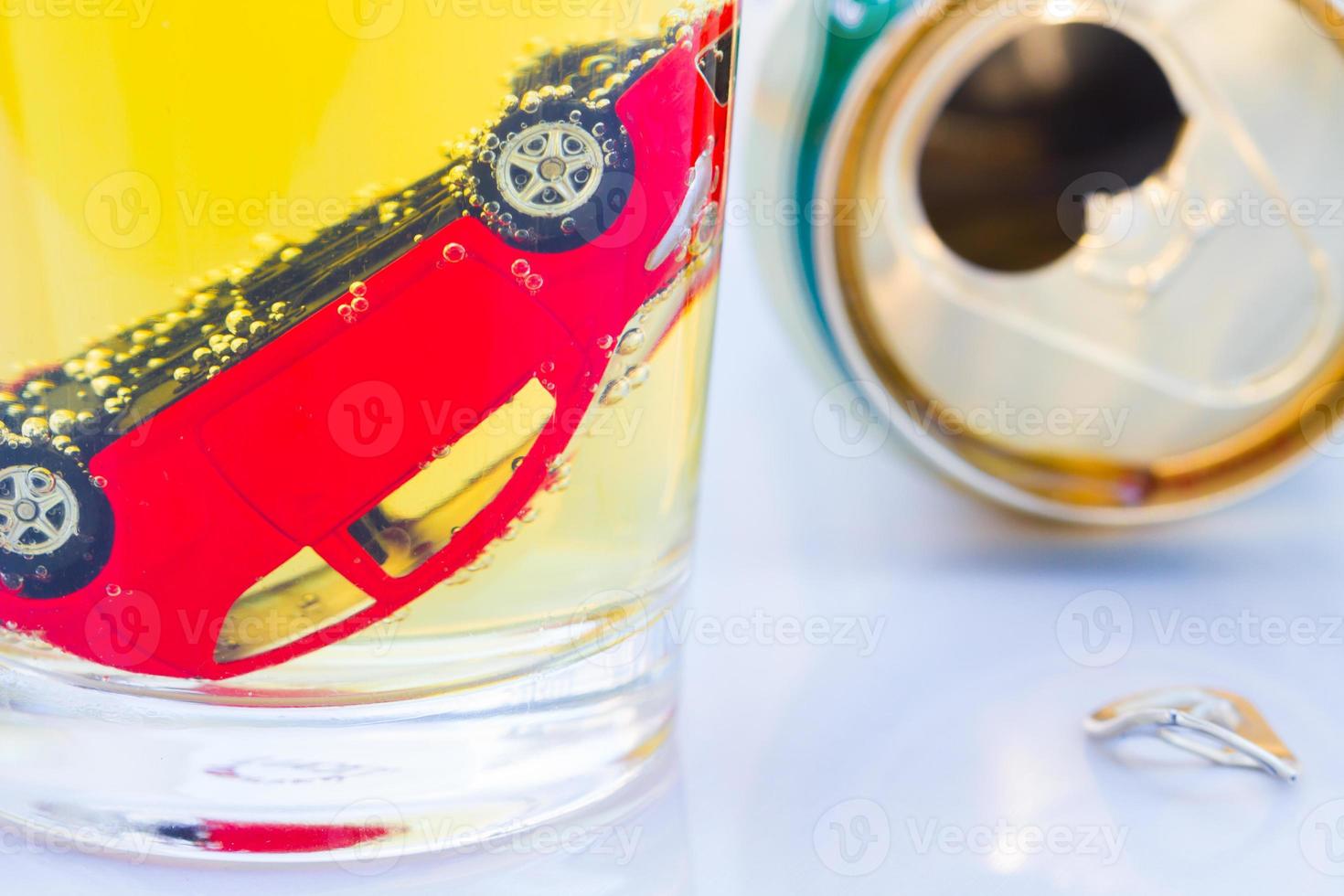 horizontales Foto von rotem Spielzeugauto in einem Glas Bier