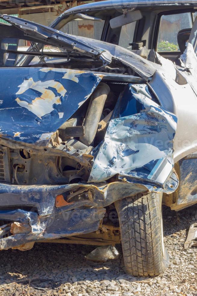 Auto bei einem Verkehrsunfall beschädigt. Autounfall Wrack foto