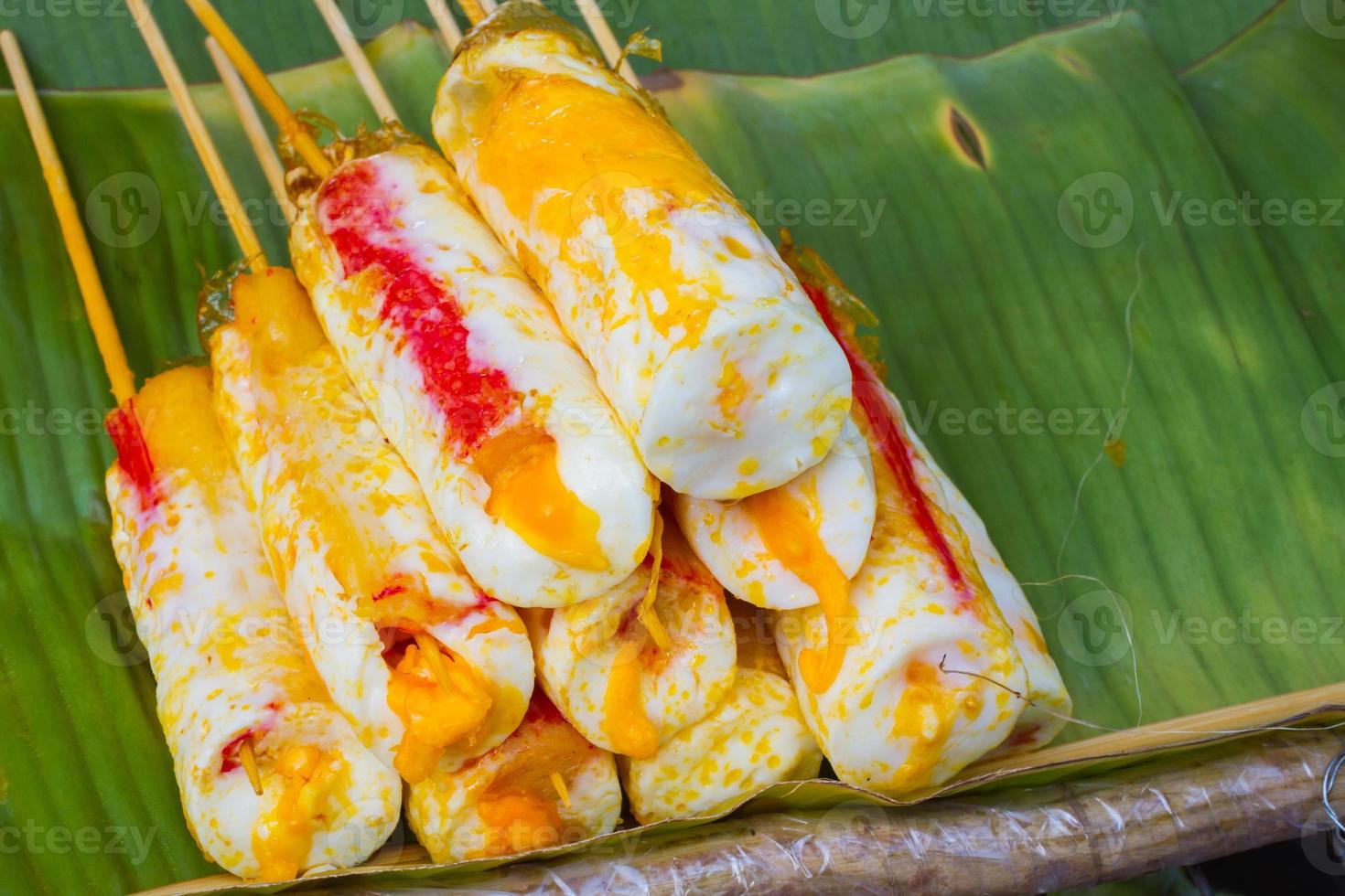 Omelette-Roll-Stick auf Bananenblatt im thailändischen Markt foto