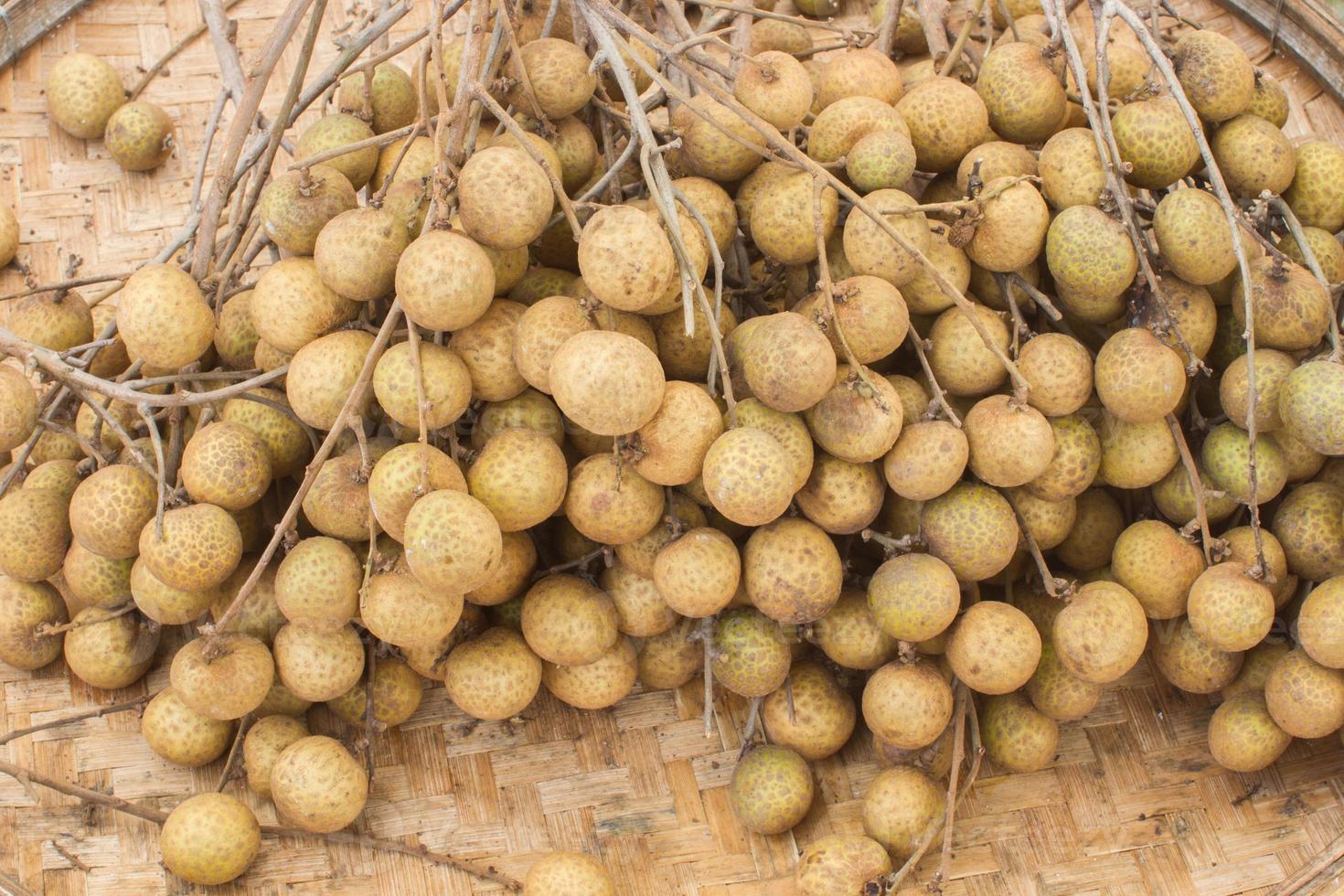 Closeup Longan Obstplantagen im Dreschkorb, Weichzeichner foto