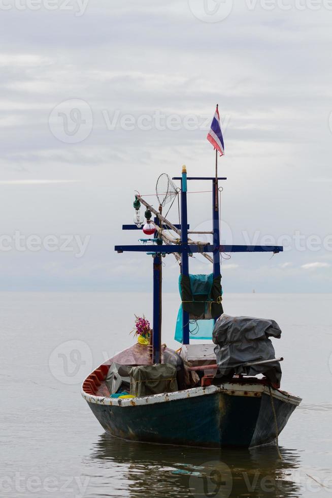 Fischerboot mit thailändischer Flagge auf dem Meer foto