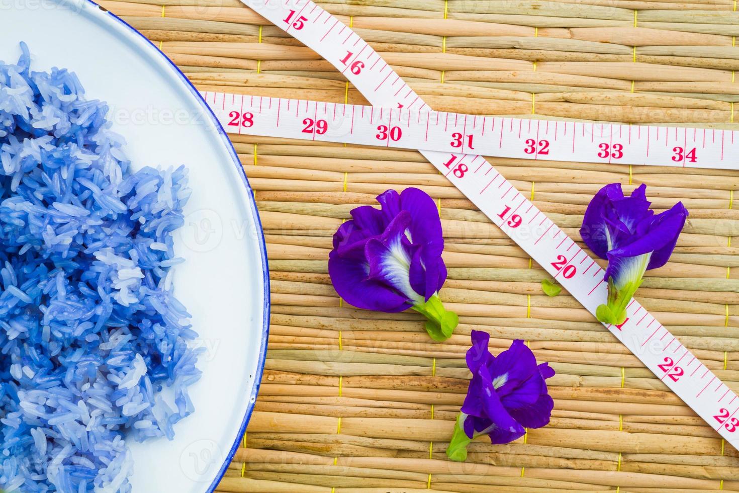 blauer Klebreis aus Schmetterlingserbsenblüten foto