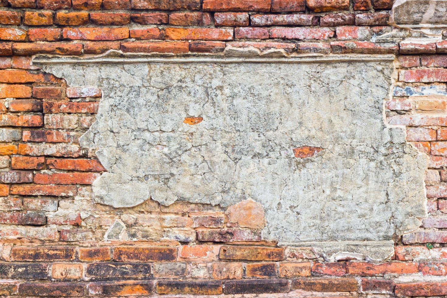 alte Backsteinmauertextur mit Beton in der Mitte für eine Kopie foto