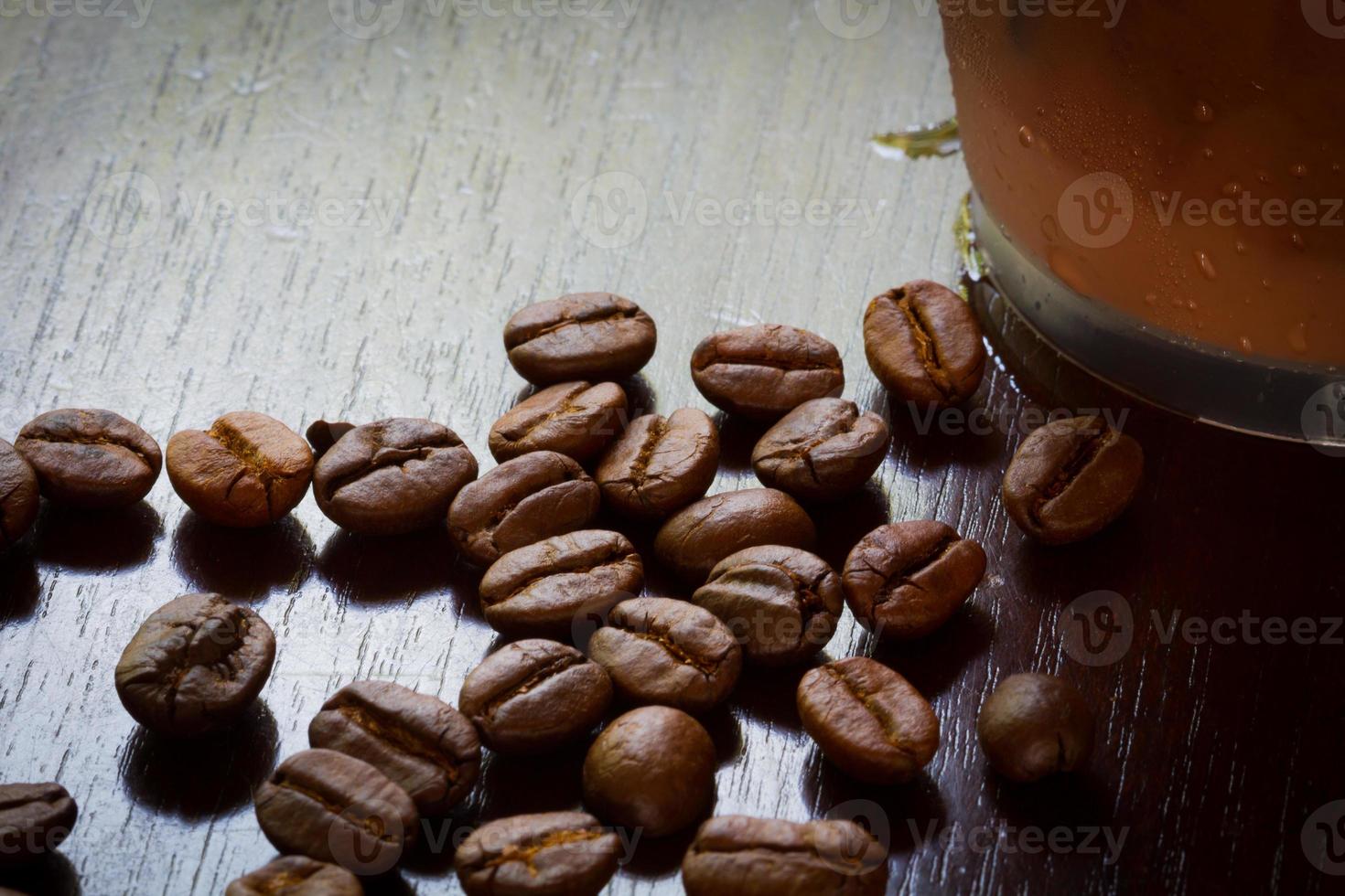 extreme Nahaufnahme Kaffeebohnen mit Eiskaffee foto