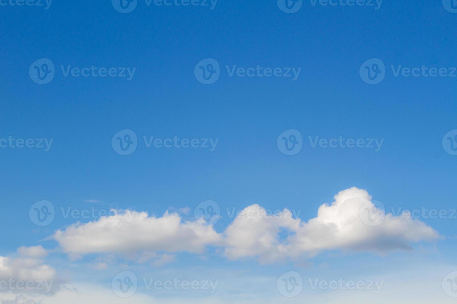 Wolke und blauer Himmel mit Exemplar oben auf dem Foto