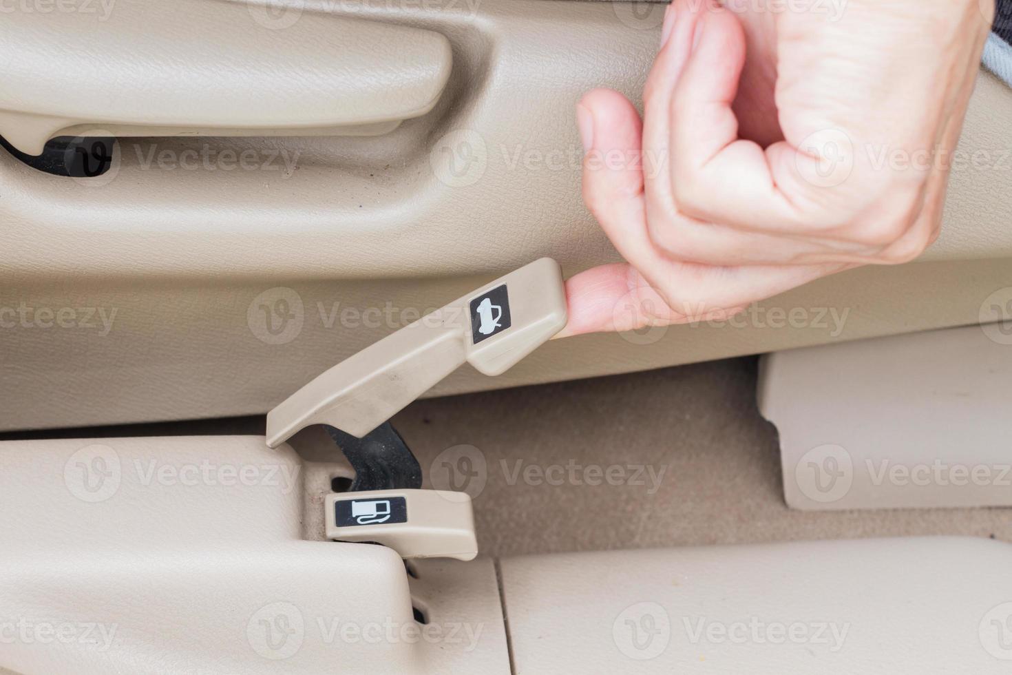 Hand ziehen Kofferraumentriegelung in einem Auto. selektiver Fokus foto