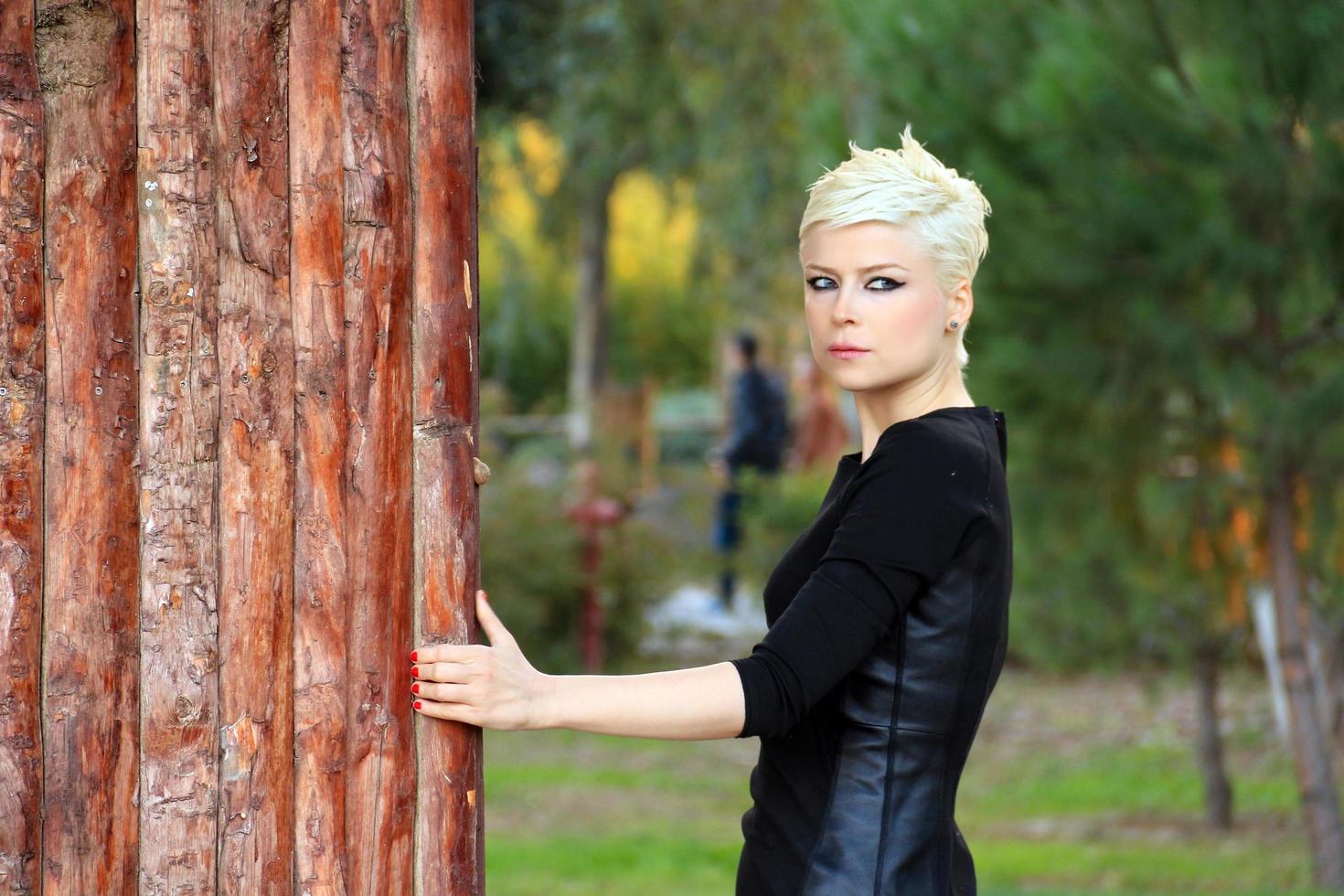 blonde Frau nahe der Holzwand foto