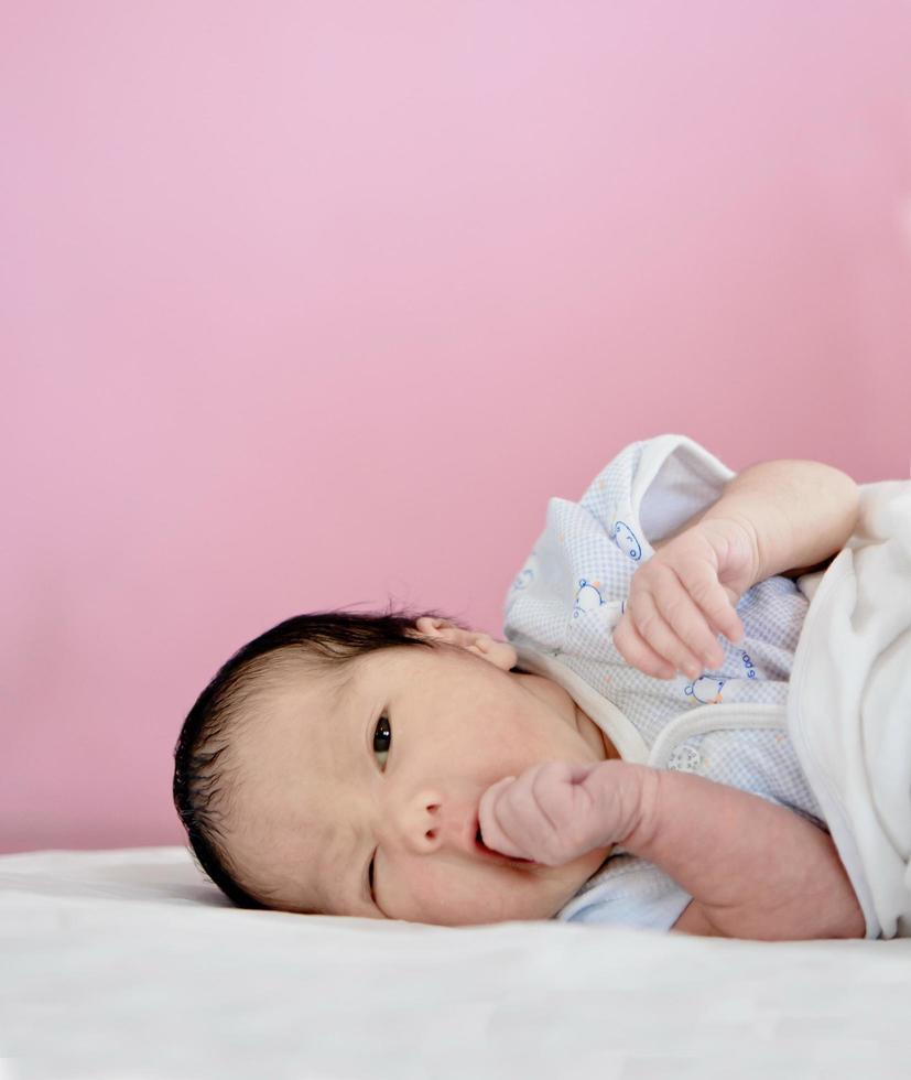 süßes neugeborenes baby foto