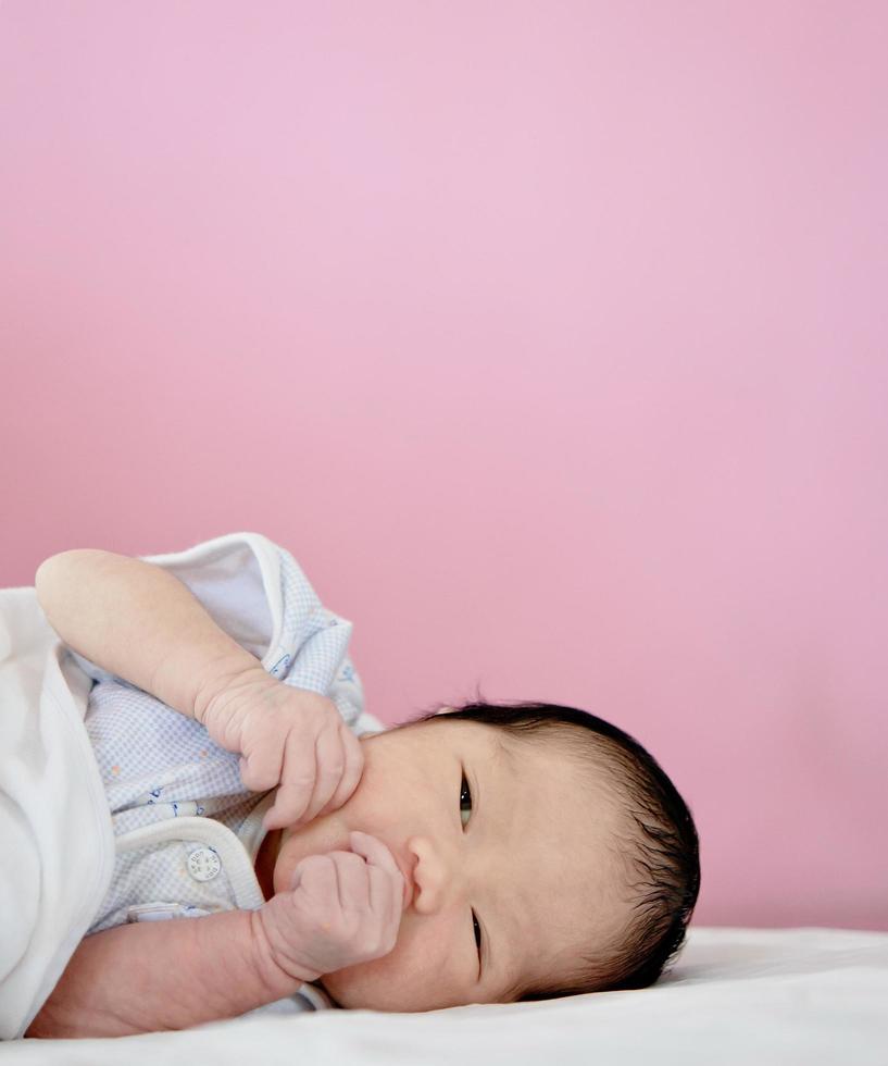 süßes neugeborenes baby foto